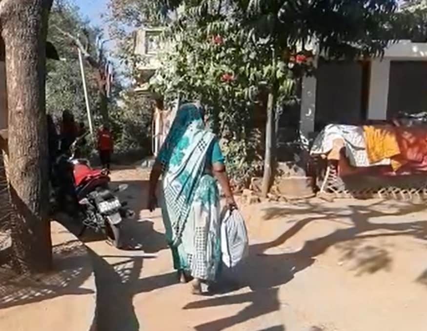 આ અંગે આકાશનાં મોટા ભાઇએ કહ્યુ, 'પહેલા અમને ઠાકોર કોળી સમાજમાંથી ધમકી મળી હતી કે વર ઘોડી પર ચઢશે તો તે ગામમાંથી જાનને પસાર નહી થવા દઇએ. અમે પોલીસ સુરક્ષાની માંગ કરી હતી તો પોલીસે જાનમાં સુરક્ષા માટે છથી સાત પોલીસ કર્મીઓને મોકલ્યા હતા. કાર્યક્રમ શરૂ થયો કેટલાક લોકો જાન પર પથ્થર ફેકવા લાગ્યા હતા. આ ઘટના બાદ પોલીસની કેટલીક ટીમ પણ ગામમાં પહોચી હતી. આ મામલે ઠાકોર-કોળી સમાજના 11 લોકો વિરૂદ્ધ ફરિયાદ પણ દાખલ કરવામાં આવી છે. આ અંગે આકાશનાં મોટા ભાઇએ કહ્યુ, 'પહેલા અમને ઠાકોર કોળી સમાજમાંથી ધમકી મળી હતી કે વર ઘોડી પર ચઢશે તો તે ગામમાંથી જાનને પસાર નહી થવા દઇએ. અમે પોલીસ સુરક્ષાની માંગ કરી હતી તો પોલીસે જાનમાં સુરક્ષા માટે છથી સાત પોલીસ કર્મીઓને મોકલ્યા હતા. કાર્યક્રમ શરૂ થયો કેટલાક લોકો જાન પર પથ્થર ફેકવા લાગ્યા હતા. આ ઘટના બાદ પોલીસની કેટલીક ટીમ પણ ગામમાં પહોચી હતી. આ મામલે ઠાકોર-કોળી સમાજના 11 લોકો વિરૂદ્ધ ફરિયાદ પણ દાખલ કરવામાં આવી છે.
