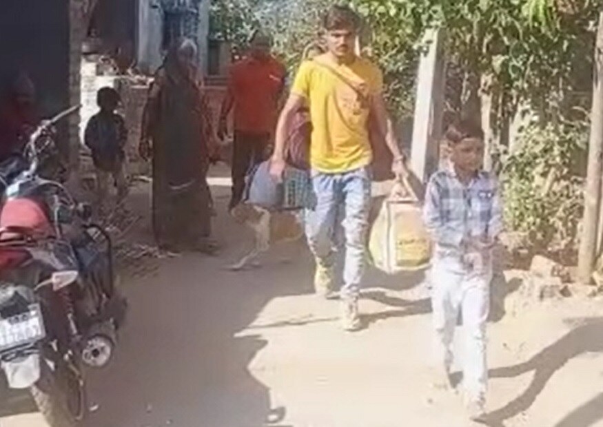 સાબરકાંઠાનાં પ્રાંતિજના ઝાલાની મુવાડીમાં વરઘોડો કાઢવા બાબતે બબાલ થઇ હતી. જેમાં 60થી વધુ દલિતો ઘરને તાળા મારીને પ્રાંતિજ પોલીસ મથકે ધામા નાખ્યા છે. ગામનાં અન્ય સમાજના લોકોએ દલિતોનો બહિષ્કાર કર્યો હતો તેમજ ગામની દુકાનોમાંથી કરિયાણુ આપવાનું પણ બંધ કરી દીધું હતું. આ સાથે દલિતોની પાણીની ટાંકી ખાલી કરી પીવાનાં પાણીથી પણ વંચિત રાખવામાં આવ્યા હતાં. સાબરકાંઠાનાં પ્રાંતિજના ઝાલાની મુવાડીમાં વરઘોડો કાઢવા બાબતે બબાલ થઇ હતી. જેમાં 60થી વધુ દલિતો ઘરને તાળા મારીને પ્રાંતિજ પોલીસ મથકે ધામા નાખ્યા છે. ગામનાં અન્ય સમાજના લોકોએ દલિતોનો બહિષ્કાર કર્યો હતો તેમજ ગામની દુકાનોમાંથી કરિયાણુ આપવાનું પણ બંધ કરી દીધું હતું. આ સાથે દલિતોની પાણીની ટાંકી ખાલી કરી પીવાનાં પાણીથી પણ વંચિત રાખવામાં આવ્યા હતાં.