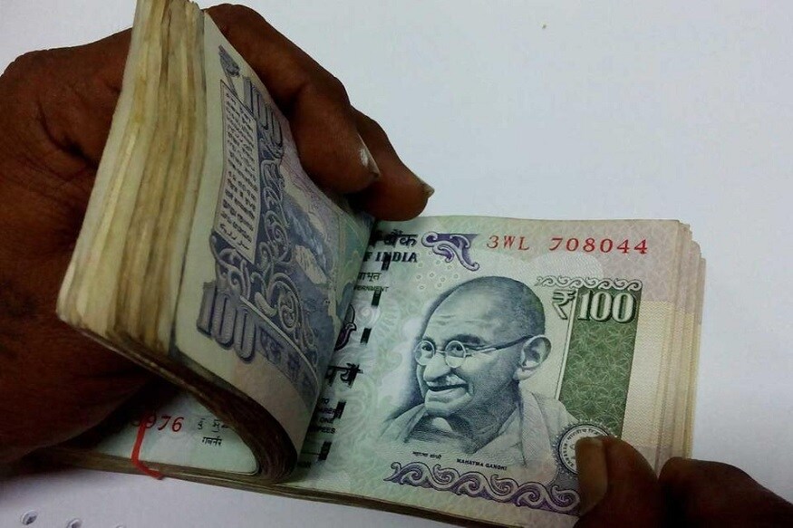 નવી દિલ્હીઃ ગુડ્સ એન્ડ સર્વિસેસ ટેક્સ (GST) બિલ ડિજિટલ પેમેન્ટ મોડથી (Digital Payment Mode) બિલ આપવા ઉપર છૂટની સુવિધા 1 એપ્રિલથી શરૂ થઈ શકે છે. નવી સ્કીમ અંતર્ગત ઉપભોક્તાઓને 20 ટકા સુધીનું કેશબેક (Cashback)મળશે, યુપીઆઈ (UPI), BHIM, રુપે કાર્ડથી (RuPay Card) પેમેન્ટ આપવા ઉપર છૂટ મળશે. સરકારે ગ્રાહકોને હાથો હાથ ડિસ્કાઉન્ટ (Discount) આપવા માટે સિસ્ટમ બનાવવા માટે સ્ટાર્ટ-અપ ફિનટેક કંપનીઓ (FinTech Companies) પણ લોન્ચ કરી છે. આ સિસ્ટમને બનાવનારી ફિનટેક કંપનીઓને 3 લાખ રૂપિયાનું ઈનામ મળશે. (પ્રતિકાત્મક તસવીર) નવી દિલ્હીઃ ગુડ્સ એન્ડ સર્વિસેસ ટેક્સ (GST) બિલ ડિજિટલ પેમેન્ટ મોડથી (Digital Payment Mode) બિલ આપવા ઉપર છૂટની સુવિધા 1 એપ્રિલથી શરૂ થઈ શકે છે. નવી સ્કીમ અંતર્ગત ઉપભોક્તાઓને 20 ટકા સુધીનું કેશબેક (Cashback)મળશે, યુપીઆઈ (UPI), BHIM, રુપે કાર્ડથી (RuPay Card) પેમેન્ટ આપવા ઉપર છૂટ મળશે. સરકારે ગ્રાહકોને હાથો હાથ ડિસ્કાઉન્ટ (Discount) આપવા માટે સિસ્ટમ બનાવવા માટે સ્ટાર્ટ-અપ ફિનટેક કંપનીઓ (FinTech Companies) પણ લોન્ચ કરી છે. આ સિસ્ટમને બનાવનારી ફિનટેક કંપનીઓને 3 લાખ રૂપિયાનું ઈનામ મળશે. (પ્રતિકાત્મક તસવીર)