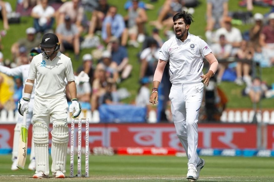 વેલિંગટનઃ ભારતીય ફાસ્ટ બોલર (Indian fast bowler) ઇશાંત શર્માએ (Ishant Sharma) વેલિંગટન ટેસ્ટના ત્રીજા દિવસે પોતાની પાંચ વિકેટ મેળવીને ન્યૂઝીલેન્ડની (New Zealand)ટીમને 348 રન ઉપર સમેટી લીધી હતી. ઇશાંતે મેચ દરમિયાન બીજા ટોમ બ્લન્ડેલ (Tom Blundell), ટોમ લાથમ (Tom Latham) અને રોસ ટેલર (Ross Taylor)ની વિકેટ લીધી હતી. અહીં રવિવારે તેમણે રોસ ટેલર અને ટિમ સાઉદી (Tim Southee)ની વિકેટલીધીને 11મી વાર ટેસ્ટ ક્રિકેટમાં પાંચ વિકેટ મેળવી હતી. વેલિંગટનઃ ભારતીય ફાસ્ટ બોલર (Indian fast bowler) ઇશાંત શર્માએ (Ishant Sharma) વેલિંગટન ટેસ્ટના ત્રીજા દિવસે પોતાની પાંચ વિકેટ મેળવીને ન્યૂઝીલેન્ડની (New Zealand)ટીમને 348 રન ઉપર સમેટી લીધી હતી. ઇશાંતે મેચ દરમિયાન બીજા ટોમ બ્લન્ડેલ (Tom Blundell), ટોમ લાથમ (Tom Latham) અને રોસ ટેલર (Ross Taylor)ની વિકેટ લીધી હતી. અહીં રવિવારે તેમણે રોસ ટેલર અને ટિમ સાઉદી (Tim Southee)ની વિકેટલીધીને 11મી વાર ટેસ્ટ ક્રિકેટમાં પાંચ વિકેટ મેળવી હતી.