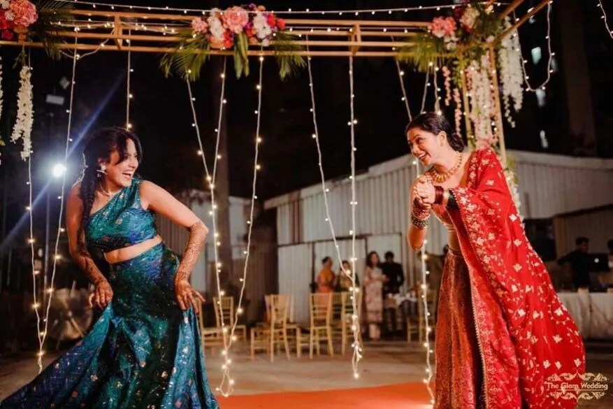 આ પહેલા તેની મહેંદી સેરેમનીમાં તે જાણીતી ટીવી અભિનેત્રી કવિતા કૌશિક સાથે ડાન્સ કરતી નજરે પડે છે. આ પહેલા તેની મહેંદી સેરેમનીમાં તે જાણીતી ટીવી અભિનેત્રી કવિતા કૌશિક સાથે ડાન્સ કરતી નજરે પડે છે.