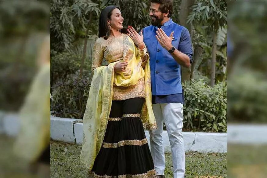 મુંબઈ : ટીવીની જાણતી અભિનેત્રી કામ્યા પંજાબી (Kamya Punjabi) છેલ્લા ઘણા દિવસોથી ખૂબ ચર્ચામાં છે. 40 વર્ષની કામ્યા પોતાના બૉયફ્રેન્ડ શલભ ડાંગ (Shalabh Dang) સાથે બીજા લગ્ન કરવા જઈ રહી છે. બંને સોશિયલ મીડિયા પર ઘણા એક્ટિવ છે અને સમયાંતરે પોતાની તસવીરો શૅર કરતાં રહે છે. બંને 10 ફેબ્રુઆરીએ લગ્નના તાંતણે બંધાવા જઈ રહ્યા છે. મુંબઈ : ટીવીની જાણતી અભિનેત્રી કામ્યા પંજાબી (Kamya Punjabi) છેલ્લા ઘણા દિવસોથી ખૂબ ચર્ચામાં છે. 40 વર્ષની કામ્યા પોતાના બૉયફ્રેન્ડ શલભ ડાંગ (Shalabh Dang) સાથે બીજા લગ્ન કરવા જઈ રહી છે. બંને સોશિયલ મીડિયા પર ઘણા એક્ટિવ છે અને સમયાંતરે પોતાની તસવીરો શૅર કરતાં રહે છે. બંને 10 ફેબ્રુઆરીએ લગ્નના તાંતણે બંધાવા જઈ રહ્યા છે.