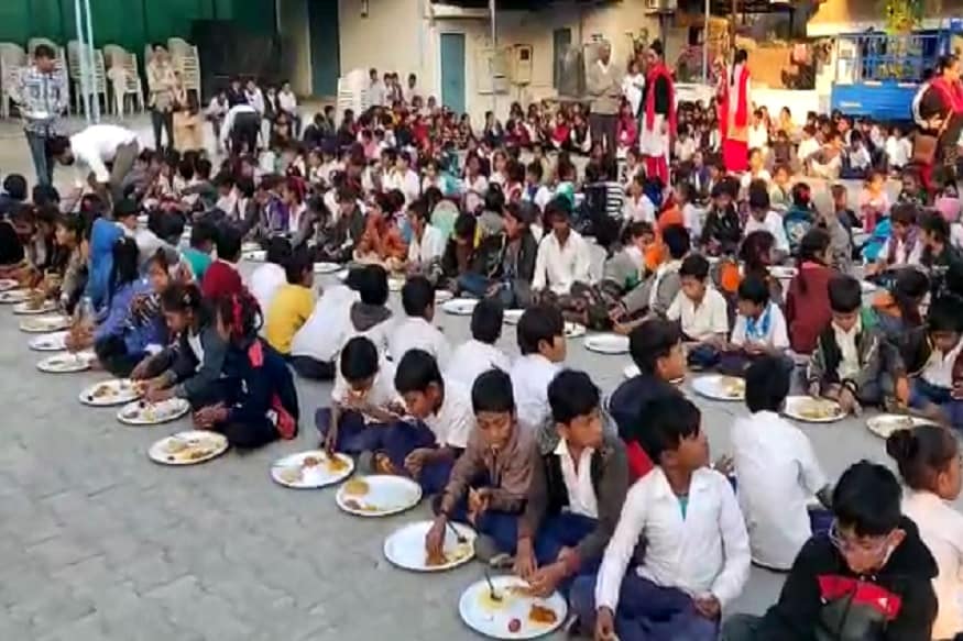તેમજ ગુજરાતનાં રાજકોટ જિલ્લામાં સરધાર ગામ પાસેનાં ભાડલા ગામે ખોડિયાર માતાજી તેમજ તેમનાં 6 બહેનો અને ભાઈ મેરખીયાનું મંદિર આવેલું છે. આ ઉપરાંત પાટણ જિલ્લાનાં સમી તાલુકાનાં વરાણા ગામે પણ ખોડિયાર ધામ આવેલ છે. જયાં ખોડિયાર જયંતિનાં દિવસે મોટો મેળો ભરાય છે. જે પણ પુરા ભારત માં પ્રખ્યાત છે. તેમજ ગુજરાતનાં રાજકોટ જિલ્લામાં સરધાર ગામ પાસેનાં ભાડલા ગામે ખોડિયાર માતાજી તેમજ તેમનાં 6 બહેનો અને ભાઈ મેરખીયાનું મંદિર આવેલું છે. આ ઉપરાંત પાટણ જિલ્લાનાં સમી તાલુકાનાં વરાણા ગામે પણ ખોડિયાર ધામ આવેલ છે. જયાં ખોડિયાર જયંતિનાં દિવસે મોટો મેળો ભરાય છે. જે પણ પુરા ભારત માં પ્રખ્યાત છે.