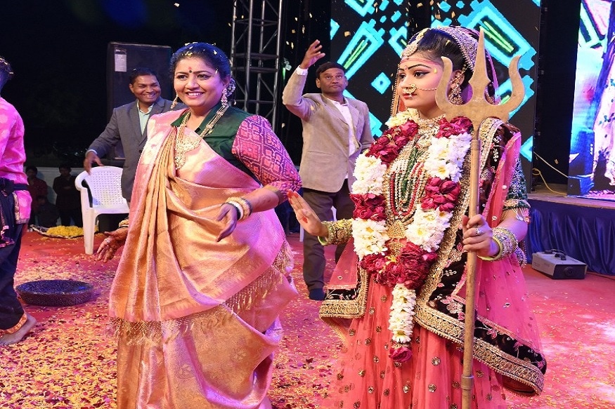 ખોડિયાર માતા અંગે થોડી વાત કરીએ તો ખોડિયાર માતાજી જ્ઞાતિએ ચારણ હતા. તેમનાં પિતાનું નામ મામડિયા અથવા મામૈયા અને તેમનાં માતાનું નામ દેવળબા અથવા મીણબાઈ હતું. તેઓ કુલ સાત બહેન અને એક ભાઈ હતાં. જેઓનાં નામ આવડ, જોગડ, તોગડ, બીજબાઈ, હોલબાઈ, સાંસાઈ, જાનબાઈ (ખોડિયાર) અને ભાઈ મેરખિયો અથવા મેરખો હતાં. તેમનું વાહન મગર છે. તેમનો જન્મ આશરે ૭મી સદીમાં મહા સુદ આઠમના દિવસે થયો હતો. જેથી તે દિવસે ખોડિયાર જયંતિ ઉજવવામાં આવે છે. ખોડિયાર માતા અંગે થોડી વાત કરીએ તો ખોડિયાર માતાજી જ્ઞાતિએ ચારણ હતા. તેમનાં પિતાનું નામ મામડિયા અથવા મામૈયા અને તેમનાં માતાનું નામ દેવળબા અથવા મીણબાઈ હતું. તેઓ કુલ સાત બહેન અને એક ભાઈ હતાં. જેઓનાં નામ આવડ, જોગડ, તોગડ, બીજબાઈ, હોલબાઈ, સાંસાઈ, જાનબાઈ (ખોડિયાર) અને ભાઈ મેરખિયો અથવા મેરખો હતાં. તેમનું વાહન મગર છે. તેમનો જન્મ આશરે ૭મી સદીમાં મહા સુદ આઠમના દિવસે થયો હતો. જેથી તે દિવસે ખોડિયાર જયંતિ ઉજવવામાં આવે છે.