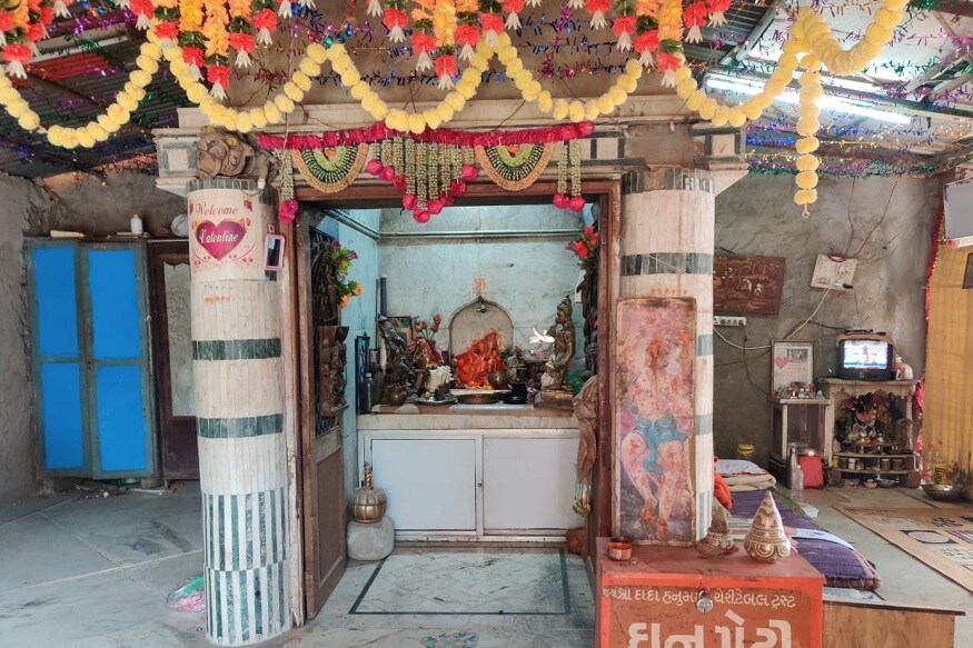 અમદાવાદના મેઘાણીનગર વિસ્તારમાં આવેલાં વેલેન્ટાઈન હનુમાન મંદિરમાં આજે અમદાવાદ જિલ્લામાં રહેતાં મેહુલ પરમાર અને સોનલ ચૌહાણે લગ્ન કર્યા છે. 6 મહિના પહેલાં મેહુલ અને સોનલ નોકરી દરમિયાન મળ્યા હતા. સમય વીતતા બંને વચ્ચેની મિત્રતા પ્રેમમાં ફેરવાઈ જે બાદ તેમણે લગ્ન કરવા માટે વિચાર્યુ પરંતુ પરિવારના ઈન્કારને કારણે તેઓ લગ્ન ન કરી શક્યા. આખરે બંનેને વેલેઈન્ટાઈન હનુમાન મંદિર વિશે જાણ થઈ અને વેલેન્ટાઈનનાં દિવસે આવી પહોંચ્યા લગ્ન કરવા માટે. મેહુલ અને સોનલ જેવાં અનેક પ્રેમી પંખીડાઓ અહી લગ્ન કરવા આવે છે. વેલેન્ટાઈન હનુમાન મંદિરનાં વેલેન્ટાઈન બાબા તરીકે જાણીતાં મહંત દ્રારા 108 જેટલા સિધ્ધ કરેલાં મંત્રો દ્રારા શાસ્ત્રોક્ત વિધી કરવામાં આવે છે. એટલું જ નહીં પ્રેમીઓને કોઈ તકલીફ ન પડે તે માટે અહીં ફોટોગ્રાફરની પણ વ્યવસ્થા કરવામાં આવી છે તેમ જ જે લોકો લગ્ન કરવા આવે તેમનું ફોર્મ ભરાવાય છે. જરુરી આઈડી પ્રુફ પણ લેવાય છે તેમ જ મેરેજ સર્ટીફિકેટ માટેનાં ફોર્મ કોર્પોરેશન ઓફિસમાં જમા કરાવીને તેમને મેરેજ સર્ટિફિકેટ આપવામાં આવે છે. અમદાવાદના મેઘાણીનગર વિસ્તારમાં આવેલાં વેલેન્ટાઈન હનુમાન મંદિરમાં આજે અમદાવાદ જિલ્લામાં રહેતાં મેહુલ પરમાર અને સોનલ ચૌહાણે લગ્ન કર્યા છે. 6 મહિના પહેલાં મેહુલ અને સોનલ નોકરી દરમિયાન મળ્યા હતા. સમય વીતતા બંને વચ્ચેની મિત્રતા પ્રેમમાં ફેરવાઈ જે બાદ તેમણે લગ્ન કરવા માટે વિચાર્યુ પરંતુ પરિવારના ઈન્કારને કારણે તેઓ લગ્ન ન કરી શક્યા. આખરે બંનેને વેલેઈન્ટાઈન હનુમાન મંદિર વિશે જાણ થઈ અને વેલેન્ટાઈનનાં દિવસે આવી પહોંચ્યા લગ્ન કરવા માટે. મેહુલ અને સોનલ જેવાં અનેક પ્રેમી પંખીડાઓ અહી લગ્ન કરવા આવે છે. વેલેન્ટાઈન હનુમાન મંદિરનાં વેલેન્ટાઈન બાબા તરીકે જાણીતાં મહંત દ્રારા 108 જેટલા સિધ્ધ કરેલાં મંત્રો દ્રારા શાસ્ત્રોક્ત વિધી કરવામાં આવે છે. એટલું જ નહીં પ્રેમીઓને કોઈ તકલીફ ન પડે તે માટે અહીં ફોટોગ્રાફરની પણ વ્યવસ્થા કરવામાં આવી છે તેમ જ જે લોકો લગ્ન કરવા આવે તેમનું ફોર્મ ભરાવાય છે. જરુરી આઈડી પ્રુફ પણ લેવાય છે તેમ જ મેરેજ સર્ટીફિકેટ માટેનાં ફોર્મ કોર્પોરેશન ઓફિસમાં જમા કરાવીને તેમને મેરેજ સર્ટિફિકેટ આપવામાં આવે છે.