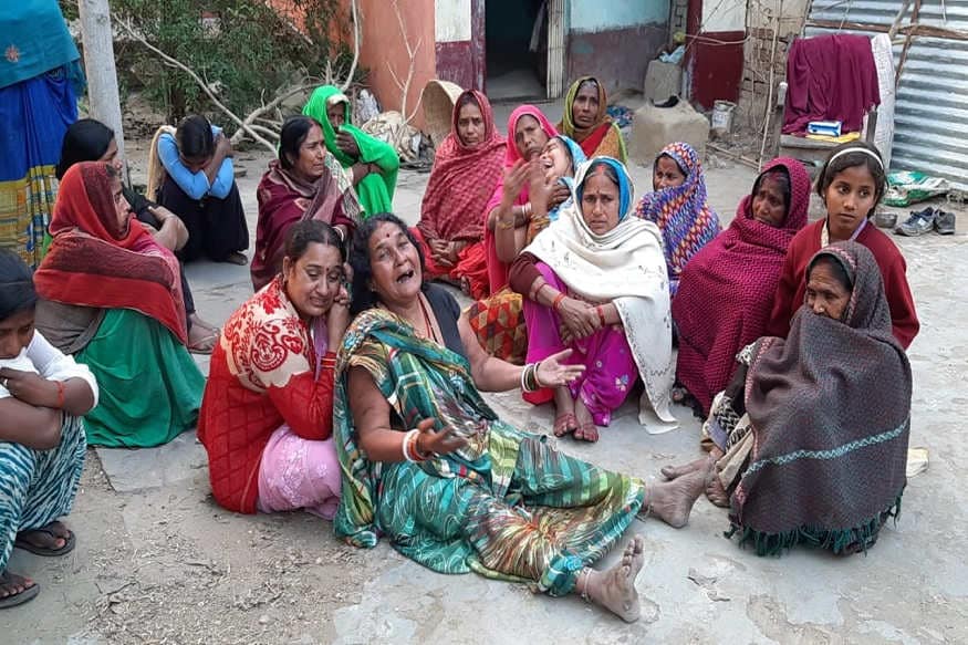 શહીદ જવાન રમેશ રંજનના પિતા રાધામોહન સિંહે જણાવ્યું કે, લગભગ એક મહિના પહેલા તેમનો દીકરો રજામાં ઘરે આવ્યો હતો. ત્યારબાદ તે જમ્મુ-કાશ્મીરમાં પોતાની ડ્યૂટી માટે પરત ફર્યો હતો. દીકરા સાથે મંગળવાર સાંજે તેમની વાત થઈ હતી. આ દરમિયાન દીકરાએ જણાવ્યું હતું કે આતંકવાદી પ્રવૃત્તિઓ ઘણી છે. બુધવારે કમાન્ડર દ્વારા ફોન કરી જાણ કરવામાં આવી કે આતંકવાદીઓ સાથેના એન્કાઉન્ટરમાં રમેશ રંજન શહીદ થયો છે. શહીદ જવાન રમેશ રંજનના પિતા રાધામોહન સિંહે જણાવ્યું કે, લગભગ એક મહિના પહેલા તેમનો દીકરો રજામાં ઘરે આવ્યો હતો. ત્યારબાદ તે જમ્મુ-કાશ્મીરમાં પોતાની ડ્યૂટી માટે પરત ફર્યો હતો. દીકરા સાથે મંગળવાર સાંજે તેમની વાત થઈ હતી. આ દરમિયાન દીકરાએ જણાવ્યું હતું કે આતંકવાદી પ્રવૃત્તિઓ ઘણી છે. બુધવારે કમાન્ડર દ્વારા ફોન કરી જાણ કરવામાં આવી કે આતંકવાદીઓ સાથેના એન્કાઉન્ટરમાં રમેશ રંજન શહીદ થયો છે.