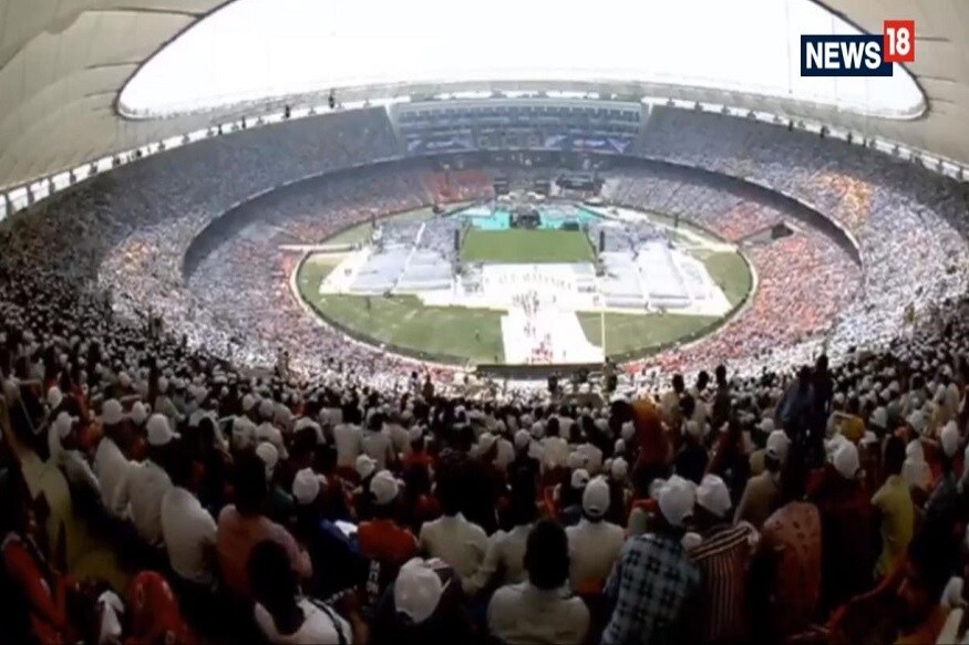 અમદાવાદ : : દુનિયાનાં સૌથી શક્તિશાળી દેશ અમેરિકાનાં રાષ્ટ્રપ્રમુખ ડોનાલ્ડ ટ્રમ્પ પોતાના પરિવાર સાથે અમદાવાદ આવી પહોંચ્યાં છે. તેમને આવકારવા માટે ગુજરાત અને કેન્દ્ર સરકારે ઘણી જ મહેનત કરી છે. આ સાથે ગુજરાતીઓ અને આખા દેશવાસીઓમાં અનેરો ઉત્સાહ જોવા મળી રહ્યો છે. ડોનાલ્ડ ટ્રમ્પ અને નરેન્દ્ર મોદી રોડ શો કરશે જે બાદ તેઓ મોટેરા સ્ટેડિયમમાં નમસ્તે ટ્રમ્પ કાર્યક્રમમાં હાજરી આપશે. તો મોટેરા સ્ટેડિયમ પણ લોકોને આવકારવા માટે ખીચોખીચ ભરાઇ ગયું છે. અમદાવાદ : : દુનિયાનાં સૌથી શક્તિશાળી દેશ અમેરિકાનાં રાષ્ટ્રપ્રમુખ ડોનાલ્ડ ટ્રમ્પ પોતાના પરિવાર સાથે અમદાવાદ આવી પહોંચ્યાં છે. તેમને આવકારવા માટે ગુજરાત અને કેન્દ્ર સરકારે ઘણી જ મહેનત કરી છે. આ સાથે ગુજરાતીઓ અને આખા દેશવાસીઓમાં અનેરો ઉત્સાહ જોવા મળી રહ્યો છે. ડોનાલ્ડ ટ્રમ્પ અને નરેન્દ્ર મોદી રોડ શો કરશે જે બાદ તેઓ મોટેરા સ્ટેડિયમમાં નમસ્તે ટ્રમ્પ કાર્યક્રમમાં હાજરી આપશે. તો મોટેરા સ્ટેડિયમ પણ લોકોને આવકારવા માટે ખીચોખીચ ભરાઇ ગયું છે.