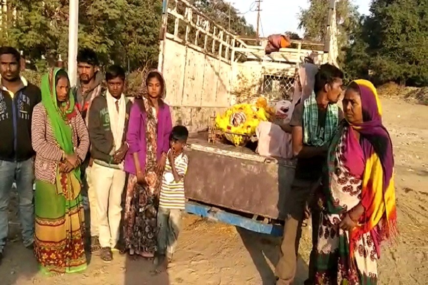ફરિદ ખાન, વડોદરા : વડોદરા ખાતે અજીબ કિસ્સો સામે આવ્યો હતો, જેમાં પરિવારના મોભીનું કુદરતી મોત નિપજયુ હતું પરંતુ અંતિમ સંસ્કાર માટે કોઈ નજીકનું પરિજન હાજર ન હતું. પરિજનોની ઈચ્છા હતી કે પત્ની અને પુત્ર પરિવારના મોભી ના અંતિમ સંસ્કારમાં હાજરી આપી વિધિ પૂર્ણ કરે પરંતુ એ શક્ય ન હતું. મૃતકનો પુત્ર અને પત્ની પાક્કા કામના કેદી તરીકે જેલમાં સજા કાપી રહ્યા છે. ફરિદ ખાન, વડોદરા : વડોદરા ખાતે અજીબ કિસ્સો સામે આવ્યો હતો, જેમાં પરિવારના મોભીનું કુદરતી મોત નિપજયુ હતું પરંતુ અંતિમ સંસ્કાર માટે કોઈ નજીકનું પરિજન હાજર ન હતું. પરિજનોની ઈચ્છા હતી કે પત્ની અને પુત્ર પરિવારના મોભી ના અંતિમ સંસ્કારમાં હાજરી આપી વિધિ પૂર્ણ કરે પરંતુ એ શક્ય ન હતું. મૃતકનો પુત્ર અને પત્ની પાક્કા કામના કેદી તરીકે જેલમાં સજા કાપી રહ્યા છે.
