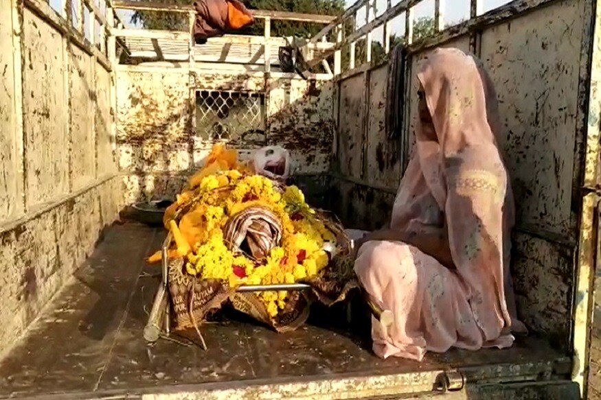 આ બાજુ જેલમાંથી ધાર્મિકવિધિ માટે જામીનની પ્રક્રિયા પૂર્ણ ન થતા પરિજનો હતાશ થઇ ગયા, અને પરિજનોએ નક્કી કર્યું કે, મૃતક રવજીભાઈની ધાર્મિક વિધિ તો પુત્ર અને પત્ની જ કરે અને પરિજનો મૃતક રવજીભાઈનો મૃતદેહ લઇને પહોંચી ગયા સેન્ટ્રલ જેલના પરિસરમાં અને જીદ્દ કરી કે, મૃતક રવજીભાઈના પુત્ર અને પત્નીને જમીન પર જેલમાંથી છોડવામાં આવે પરંતુ એ શક્ય ન હતું. આ બાજુ જેલમાંથી ધાર્મિકવિધિ માટે જામીનની પ્રક્રિયા પૂર્ણ ન થતા પરિજનો હતાશ થઇ ગયા, અને પરિજનોએ નક્કી કર્યું કે, મૃતક રવજીભાઈની ધાર્મિક વિધિ તો પુત્ર અને પત્ની જ કરે અને પરિજનો મૃતક રવજીભાઈનો મૃતદેહ લઇને પહોંચી ગયા સેન્ટ્રલ જેલના પરિસરમાં અને જીદ્દ કરી કે, મૃતક રવજીભાઈના પુત્ર અને પત્નીને જમીન પર જેલમાંથી છોડવામાં આવે પરંતુ એ શક્ય ન હતું.