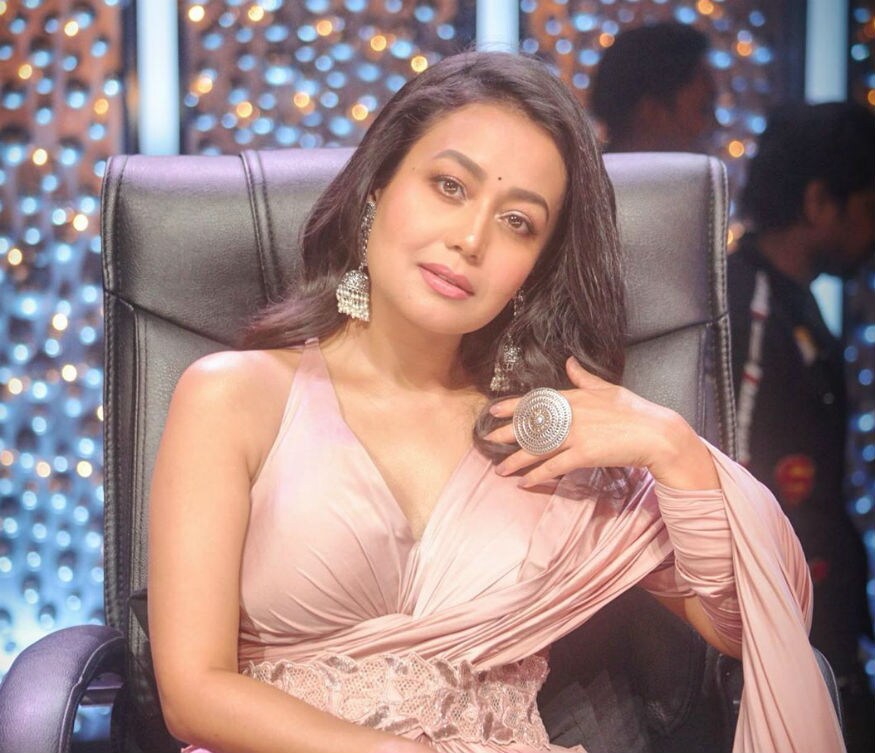 સિંગર અને ઇન્ડિયન આઇડલની (Indian idol)જજ નેહા કક્કડની આ તસવીરો તેના ફેન્સને ખૂબ જ પસંદ આવી રહી છે. નેહાએ તેના આ ખાસ લૂકની ત્રણ અલગ અલગ તસવીરો શેર કરી છે. સિંગર અને ઇન્ડિયન આઇડલની (Indian idol)જજ નેહા કક્કડની આ તસવીરો તેના ફેન્સને ખૂબ જ પસંદ આવી રહી છે. નેહાએ તેના આ ખાસ લૂકની ત્રણ અલગ અલગ તસવીરો શેર કરી છે.