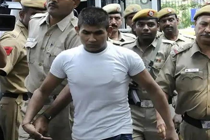 નવી દિલ્હી : નિર્ભયા ગેંગરેપ અને હત્યા (Nirbhaya Gang Rape and Murder)ના એક દોષી વિનય શર્મા (Vinay Sharma)એ સ્ટેપલ પિન ગળી જવાનો પ્રયાસ કર્યો છે. તેની પર નજર રાખી રહેલા જેલના કર્મચારીઓએ તેને સમયસર રોકી દીધો. ત્યારબાદ તિહાડ જેલ (Tihar Jail)ના અધિકારી વિનયને જેલ હૉસ્પિટલ પણ લઈ ગયા અને તેની સારવાર કરાવી. નોંધનીય છે કે થોડા દિવસ પહેલા તેણે દીવાલ સાથે માથું ફોડીને પોતાની જાતને ઘાયલ કરવાનો નિષ્ફળ પ્રયાસ કર્યો હતો. નવી દિલ્હી : નિર્ભયા ગેંગરેપ અને હત્યા (Nirbhaya Gang Rape and Murder)ના એક દોષી વિનય શર્મા (Vinay Sharma)એ સ્ટેપલ પિન ગળી જવાનો પ્રયાસ કર્યો છે. તેની પર નજર રાખી રહેલા જેલના કર્મચારીઓએ તેને સમયસર રોકી દીધો. ત્યારબાદ તિહાડ જેલ (Tihar Jail)ના અધિકારી વિનયને જેલ હૉસ્પિટલ પણ લઈ ગયા અને તેની સારવાર કરાવી. નોંધનીય છે કે થોડા દિવસ પહેલા તેણે દીવાલ સાથે માથું ફોડીને પોતાની જાતને ઘાયલ કરવાનો નિષ્ફળ પ્રયાસ કર્યો હતો.