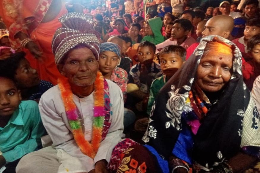 મનીષ મિશ્રા, કવર્ધા : છત્તીસગઢ (Chhattisgarh)ના કવર્ધા (Kawardha) જિલ્લામાં એક અનોખા લગ્ન (Unique Marriage) જોવા મળ્યા. અહીં 73 વર્ષના દુલ્હા (Groom)એ 67 વર્ષની દુલ્હન (Bride) સાથે લગ્ન કર્યા. સાત ફેરા પણ લેવામાં આવ્યા. જે અરમાન 50 વર્ષ પહેલા હતા તે હવે દીકરાએ પૂરા કર્યા. પોતાના પિતાની ઈચ્છા પૂરી કરતાં દીકરાએ હિન્દુ રિતી-રિવાજથી વૃદ્ધ દંપતીના ઐતિહાસિક લગ્ન કરાવ્યા. આ લગ્નમાં અનેક લોકો સાક્ષી રહ્યા. 73 વર્ષીય સુકાલ નિષાદ અને 67 વર્ષીય ગૌતરહિન બાદ નિષાદ 14 ફેબ્રુઆરીના રોજ એટલે કે વેલેન્ટાઇન ડે (Valentines Day) પર પ્રેમ-વિવાહમાં બંધાયા. મનીષ મિશ્રા, કવર્ધા : છત્તીસગઢ (Chhattisgarh)ના કવર્ધા (Kawardha) જિલ્લામાં એક અનોખા લગ્ન (Unique Marriage) જોવા મળ્યા. અહીં 73 વર્ષના દુલ્હા (Groom)એ 67 વર્ષની દુલ્હન (Bride) સાથે લગ્ન કર્યા. સાત ફેરા પણ લેવામાં આવ્યા. જે અરમાન 50 વર્ષ પહેલા હતા તે હવે દીકરાએ પૂરા કર્યા. પોતાના પિતાની ઈચ્છા પૂરી કરતાં દીકરાએ હિન્દુ રિતી-રિવાજથી વૃદ્ધ દંપતીના ઐતિહાસિક લગ્ન કરાવ્યા. આ લગ્નમાં અનેક લોકો સાક્ષી રહ્યા. 73 વર્ષીય સુકાલ નિષાદ અને 67 વર્ષીય ગૌતરહિન બાદ નિષાદ 14 ફેબ્રુઆરીના રોજ એટલે કે વેલેન્ટાઇન ડે (Valentines Day) પર પ્રેમ-વિવાહમાં બંધાયા.