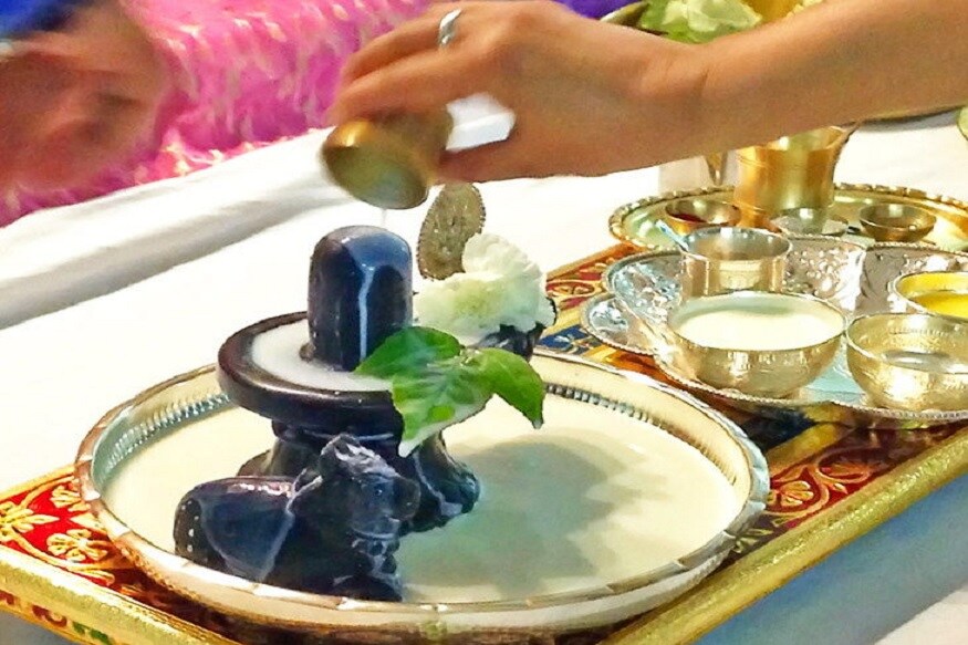 સૌથી જરૂરી વાતઃ- તમારા માટે સૌથી મહત્વપૂર્ણ બાબત એ છે કે પારદ શિવલિંગની પૂજા (Shivling puja) પોતાના ઘમાં આરંભ કરવા માટે તમારે કોઈ જ પ્રકારની સિદ્ધિ કરવા કે પછી પ્રાણ પ્રતિષ્ઠા કરવાની જરૂર નથી. માનવામાં આવે છે કે, પારદને પહેલાથી જ સિદ્ધિ પ્રાપ્ત છે. એટલા માટે કંઈજ વિચાર કર્યા વગર તમે ઘરમાં પારદ શિવલિંગની પૂજા કરી શકો છો. સૌથી જરૂરી વાતઃ- તમારા માટે સૌથી મહત્વપૂર્ણ બાબત એ છે કે પારદ શિવલિંગની પૂજા (Shivling puja) પોતાના ઘમાં આરંભ કરવા માટે તમારે કોઈ જ પ્રકારની સિદ્ધિ કરવા કે પછી પ્રાણ પ્રતિષ્ઠા કરવાની જરૂર નથી. માનવામાં આવે છે કે, પારદને પહેલાથી જ સિદ્ધિ પ્રાપ્ત છે. એટલા માટે કંઈજ વિચાર કર્યા વગર તમે ઘરમાં પારદ શિવલિંગની પૂજા કરી શકો છો.