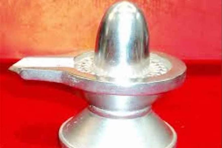 ધર્મભક્તિ ડેસ્કઃ પારદને (Mercury) વેદો અને પુરાણોમાં ખુબ જ ખાસ માનવામાં આવે છે. આ પથ્થરને વિશેષ ધાર્મિક મહત્વ (Religious importance) દર્શાવવામાં આવ્યું છે. પાદર પથ્થર ચાંદી અને પારાના મિશ્રણથી બને છે. પાદર પથ્થર પૂજાપાઠના કાર્યોમાં સૌથી શુદ્ધ અને સૌથી શુભ માવામાં આવે છે. પૌરાણિક માન્યતાઓ અનુસાર આની ઉત્પત્તી ભગવાન શિવના અંશથી થઈ હતી. બ્રહ્મ પુરાણમાં જણાવ્યા પ્રમાણે ભક્ત પારદ નિર્મિત ભગવાનની પ્રતિમાની પૂજા આરાધના કરે છે. અંતિમ સમયમાં તેમને મોક્ષની પ્રાપ્તી થાય છે. ધર્મભક્તિ ડેસ્કઃ પારદને (Mercury) વેદો અને પુરાણોમાં ખુબ જ ખાસ માનવામાં આવે છે. આ પથ્થરને વિશેષ ધાર્મિક મહત્વ (Religious importance) દર્શાવવામાં આવ્યું છે. પાદર પથ્થર ચાંદી અને પારાના મિશ્રણથી બને છે. પાદર પથ્થર પૂજાપાઠના કાર્યોમાં સૌથી શુદ્ધ અને સૌથી શુભ માવામાં આવે છે. પૌરાણિક માન્યતાઓ અનુસાર આની ઉત્પત્તી ભગવાન શિવના અંશથી થઈ હતી. બ્રહ્મ પુરાણમાં જણાવ્યા પ્રમાણે ભક્ત પારદ નિર્મિત ભગવાનની પ્રતિમાની પૂજા આરાધના કરે છે. અંતિમ સમયમાં તેમને મોક્ષની પ્રાપ્તી થાય છે.