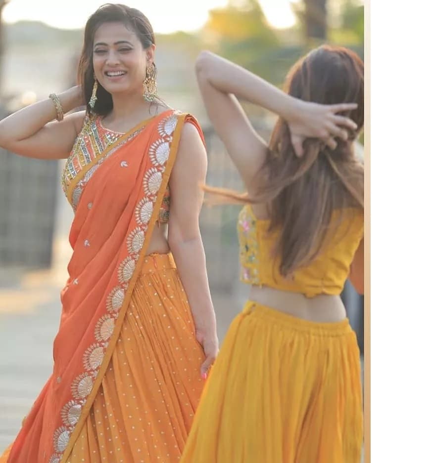 ભાઇની હલ્દી સેરેમનીમાં શ્વેતા તિવારીએ પીળા રંગની લહેંગો પહેર્યો હતો અને સાથે જ મોટા ઇયરિંગ્સ પહેર્યા હતા. વળી તેમની સાથે તેમની દીકરી પલક તિવારી પણ નજરે પડે છે. જે પણ મમ્મીની જેમ જ પીળા રંગના મેચિંગ ડ્રેસમાં ખૂબ જ સુંદર લાગે છે. ભાઇની હલ્દી સેરેમનીમાં શ્વેતા તિવારીએ પીળા રંગની લહેંગો પહેર્યો હતો અને સાથે જ મોટા ઇયરિંગ્સ પહેર્યા હતા. વળી તેમની સાથે તેમની દીકરી પલક તિવારી પણ નજરે પડે છે. જે પણ મમ્મીની જેમ જ પીળા રંગના મેચિંગ ડ્રેસમાં ખૂબ જ સુંદર લાગે છે.