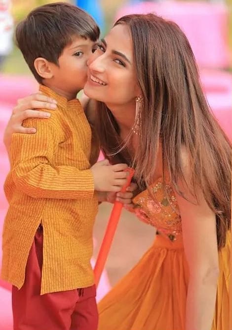 ઉલ્લેખનીય છે કે શ્વેતાના બે બાળકોમાં પલક સૌથી મોટી છે. અને તેમનું તેની મમ્મી જોડે સારી બોન્ડિંગ છે. હાલમાં જ શ્વેતાએ પોતાના ભાઇ સાથે પણ લગ્નમાં કેટલીક તસવીરો પડાવી હતી. જેમાં ભાઇ બહેનનું સરસ મજાનું બોન્ડિંગ નજરે પડ્યું હતું. ઉલ્લેખનીય છે કે શ્વેતાના બે બાળકોમાં પલક સૌથી મોટી છે. અને તેમનું તેની મમ્મી જોડે સારી બોન્ડિંગ છે. હાલમાં જ શ્વેતાએ પોતાના ભાઇ સાથે પણ લગ્નમાં કેટલીક તસવીરો પડાવી હતી. જેમાં ભાઇ બહેનનું સરસ મજાનું બોન્ડિંગ નજરે પડ્યું હતું.