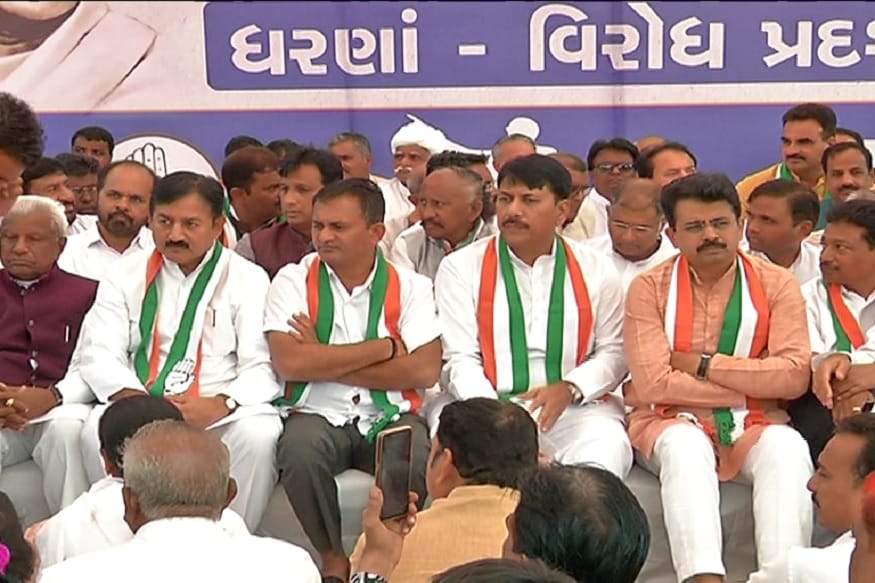 કોંગ્રેસ નેતા અર્જૂનભાઇ મોઢવાડિયાનુ નિવેદન આપતા કહ્યું હતુ કે ટ્રમ્પ અને મોદી એક બીજાના વખાણ કરે છે કારણ કે બન્ને નેતાઓને રાજનીતિ કરવી છે . ગરીબીને ઢાંકવા માટે દિવાલ બનાવી પડે છે . ટ્રમ્પને આંખે પાટ્ટા બાંધી લાવ્યા હોત તો કદાચ આટલો ખર્ચે ન કરવો પડે. અર્જૂન મોઢવાડિયા કહ્યું હવે સમય આવી ગયો છે કે કાર્યકર્તા રસ્તા પર આવે અને આંદોલન કરે . ૨૦૧૫ મા પાટીદર આંદોલન થયું અને જીએમડીસી ઘટના બાદ આનંદીબહેન પટેલ ખુરશી ગઇ હતી. હવે રૂપાણીની ખુરશી જવાની તૈયારી છે..તમારી ગાદી જાય તે પહેલા ચેતી જાવ રૂપાણી કહ્યું હતુ. કોંગ્રેસ નેતા અર્જૂનભાઇ મોઢવાડિયાનુ નિવેદન આપતા કહ્યું હતુ કે ટ્રમ્પ અને મોદી એક બીજાના વખાણ કરે છે કારણ કે બન્ને નેતાઓને રાજનીતિ કરવી છે . ગરીબીને ઢાંકવા માટે દિવાલ બનાવી પડે છે . ટ્રમ્પને આંખે પાટ્ટા બાંધી લાવ્યા હોત તો કદાચ આટલો ખર્ચે ન કરવો પડે. અર્જૂન મોઢવાડિયા કહ્યું હવે સમય આવી ગયો છે કે કાર્યકર્તા રસ્તા પર આવે અને આંદોલન કરે . ૨૦૧૫ મા પાટીદર આંદોલન થયું અને જીએમડીસી ઘટના બાદ આનંદીબહેન પટેલ ખુરશી ગઇ હતી. હવે રૂપાણીની ખુરશી જવાની તૈયારી છે..તમારી ગાદી જાય તે પહેલા ચેતી જાવ રૂપાણી કહ્યું હતુ.