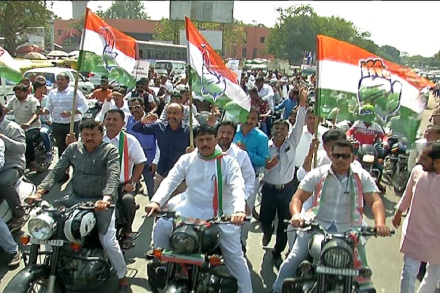અનામત અને બિન અનામત આંદોલન વચ્ચે કોંગ્રેસ (congress) ધરણા અને રેલી પ્રદર્શનનું આયોજન કર્યું હતુ. સંવિધાન બચાવોના નારા સાથે સાંરગપુર ખાતે કાર્યક્રમ કાર્યક્રમ યોજનામાં આવ્યો હતો. પ્રદેશ કોંગ્રેસ પ્રમુખ, પ્રભારી અને વિપક્ષ નેતા સહિત નેતાઓ હાજર રહ્યા હતા. સાંરગપુર સર્કલથી કલેક્ટર ઓફિસ સુધી વિશાળ રેલી નિકળી હતી. સાંરગપુર સર્કલ, કાલુપુર રોડ, પ્રેમ દરવાજા પોલીસ ચોકી, વિનોદ ચેમ્બર્સ, પી જી ટાવર, નમસ્તે સર્કલ, રિલાયન્સ માર્કેટ, સી પી ઓફિસ, સુભાષ બ્રિજથી કલેક્ટર ઓફિસ બાઇક રેલીનું (bike rally) આયોજન કરાયું હતું. (પ્રણવ પટેલ, અમદાવાદ) અનામત અને બિન અનામત આંદોલન વચ્ચે કોંગ્રેસ (congress) ધરણા અને રેલી પ્રદર્શનનું આયોજન કર્યું હતુ. સંવિધાન બચાવોના નારા સાથે સાંરગપુર ખાતે કાર્યક્રમ કાર્યક્રમ યોજનામાં આવ્યો હતો. પ્રદેશ કોંગ્રેસ પ્રમુખ, પ્રભારી અને વિપક્ષ નેતા સહિત નેતાઓ હાજર રહ્યા હતા. સાંરગપુર સર્કલથી કલેક્ટર ઓફિસ સુધી વિશાળ રેલી નિકળી હતી. સાંરગપુર સર્કલ, કાલુપુર રોડ, પ્રેમ દરવાજા પોલીસ ચોકી, વિનોદ ચેમ્બર્સ, પી જી ટાવર, નમસ્તે સર્કલ, રિલાયન્સ માર્કેટ, સી પી ઓફિસ, સુભાષ બ્રિજથી કલેક્ટર ઓફિસ બાઇક રેલીનું (bike rally) આયોજન કરાયું હતું. (પ્રણવ પટેલ, અમદાવાદ)