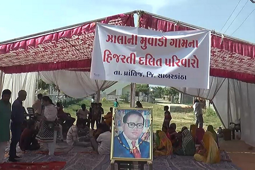 ઇશાન પરમાર, સાબરકાંઠા : 21મી સદીમાં પહોચી ગયા પછી પણ 18મી સદીના નાત-જાતના ભેદભાવ દૂર નથી થયા. સાબરકાંઠા જીલ્લામાં છેલ્લા 5 દિવસથી હિજરત કરી ગયેલા અનુસુચિત જાતિનાં પરિવારોએ હાલમાં પ્રાંતિજ ખાતે કેમ્પ નાંખ્યો છે. હિજરત કરેલા પરિવારો હાલમાં એક કેમ્પમાં સાથે મળીને નિરાશ્રિત જીવી રહ્યાં છે. તો બીજી તરફ ઝાલાની મુવાડીમાં દલિત પરિવાર ગામ છોડી જતા રહ્યા બાદ અધિકારી દ્વારા ત્રણ પરિવારોને પૂરતું પોલીસ પ્રોટેક્શનનું આશ્વાસન સહિત ગામનાં અગ્રણીઓ સાથે સમજાવટના પ્રયાસ હાથ ધરાયા છે. પોલીસે આ અંગેની ફરિયાદ નોંધીને 22 પુરષ અને 6 મહિલાઓની અટકાયત કરી છે. ઇશાન પરમાર, સાબરકાંઠા : 21મી સદીમાં પહોચી ગયા પછી પણ 18મી સદીના નાત-જાતના ભેદભાવ દૂર નથી થયા. સાબરકાંઠા જીલ્લામાં છેલ્લા 5 દિવસથી હિજરત કરી ગયેલા અનુસુચિત જાતિનાં પરિવારોએ હાલમાં પ્રાંતિજ ખાતે કેમ્પ નાંખ્યો છે. હિજરત કરેલા પરિવારો હાલમાં એક કેમ્પમાં સાથે મળીને નિરાશ્રિત જીવી રહ્યાં છે. તો બીજી તરફ ઝાલાની મુવાડીમાં દલિત પરિવાર ગામ છોડી જતા રહ્યા બાદ અધિકારી દ્વારા ત્રણ પરિવારોને પૂરતું પોલીસ પ્રોટેક્શનનું આશ્વાસન સહિત ગામનાં અગ્રણીઓ સાથે સમજાવટના પ્રયાસ હાથ ધરાયા છે. પોલીસે આ અંગેની ફરિયાદ નોંધીને 22 પુરષ અને 6 મહિલાઓની અટકાયત કરી છે.