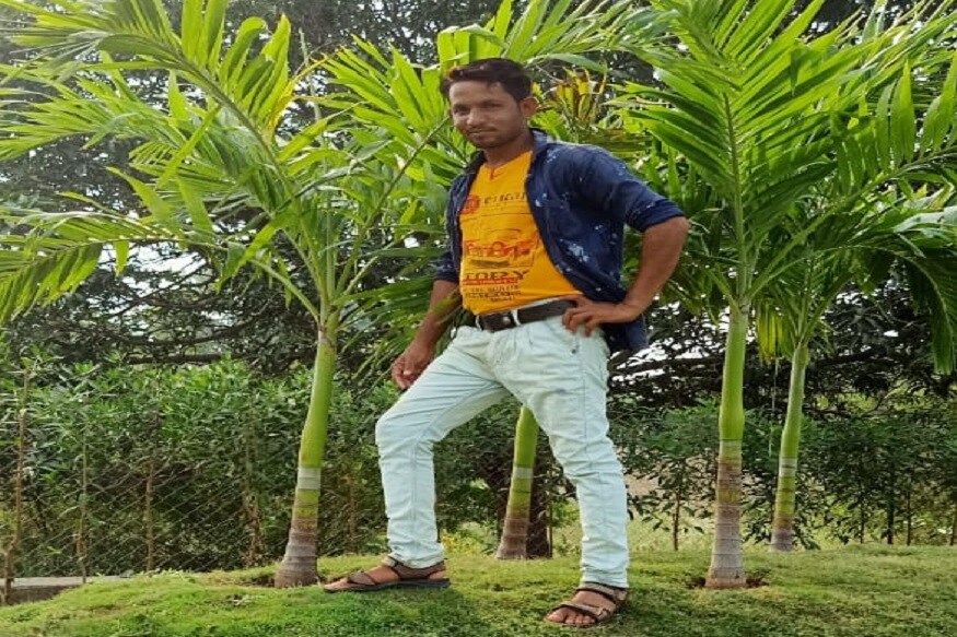 રુત્વીજ સોની, અમદાવાદ: શહેરના સોલા વિસ્તારમાં બાઇકના અકસ્માતમાં ત્રણ શખ્સોએ એક યુવાનને છરીના ઘા મારતા સારવાર દરમિયાન કિરિટ પરમાર નામના વ્યક્તિનું મોત થયું છે. સોલા પોલીસએ હત્યાનો ગુનો દાખલ કરીને વધુ તપાસ શરૂ કરી છે. રુત્વીજ સોની, અમદાવાદ: શહેરના સોલા વિસ્તારમાં બાઇકના અકસ્માતમાં ત્રણ શખ્સોએ એક યુવાનને છરીના ઘા મારતા સારવાર દરમિયાન કિરિટ પરમાર નામના વ્યક્તિનું મોત થયું છે. સોલા પોલીસએ હત્યાનો ગુનો દાખલ કરીને વધુ તપાસ શરૂ કરી છે.