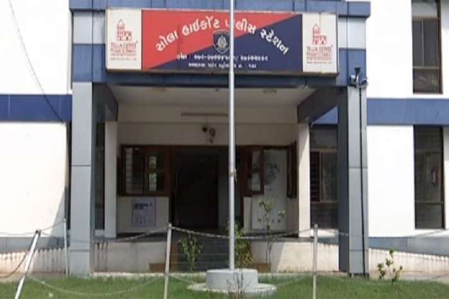 ગત મોડી રાત્રે સેન્ટીંગનું કામ કરતાં કીરિટ પરમાર અને શૈલેષ પરમાર બાઇક પર એસપી રીંગ રોડ પર ઓગણેજ તરફ જતા સર્વિસ રોડ પર જઇ રહ્યા હતાં તે દરમિયાન નંબર પ્લેટ વગરની બાઇક પર ત્રણ શખ્સો આવ્યા હતાં. અને કીરિટ પરમારના બાઇક સાથે બાઇક અથડાયું હતું. ગત મોડી રાત્રે સેન્ટીંગનું કામ કરતાં કીરિટ પરમાર અને શૈલેષ પરમાર બાઇક પર એસપી રીંગ રોડ પર ઓગણેજ તરફ જતા સર્વિસ રોડ પર જઇ રહ્યા હતાં તે દરમિયાન નંબર પ્લેટ વગરની બાઇક પર ત્રણ શખ્સો આવ્યા હતાં. અને કીરિટ પરમારના બાઇક સાથે બાઇક અથડાયું હતું.