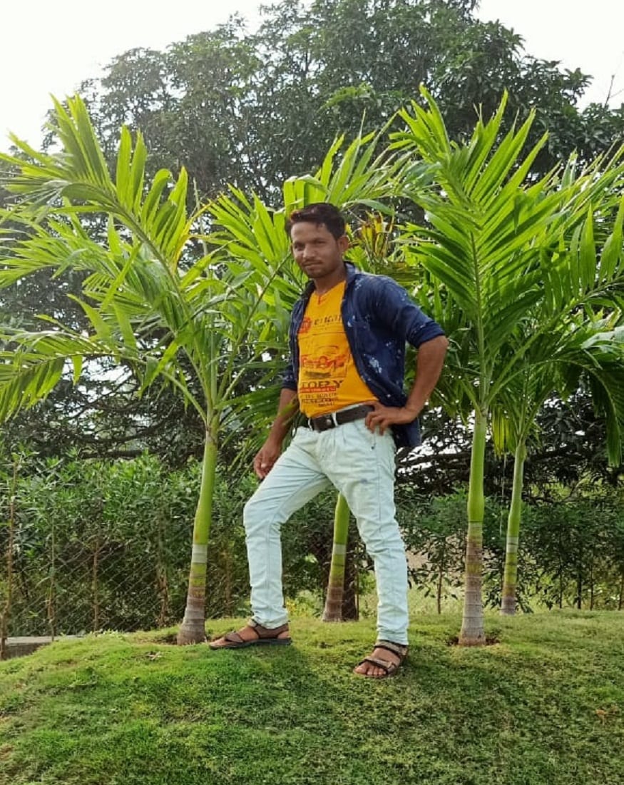 જોકે ત્યારબાદ આ ત્રણેય શખ્સો આ બંન્નેની સાથે ઉગ્ર બોલાચાલી કરી, એક શખ્સે કીરિટ પરમારને છરીના ઘા માર્યા અને ત્રણેય ફરાર થઇ ગયા હતાં. જેથી શૈલેષ પરમારએ કિરિટને તાત્કાલિક સારવાર માટે સોલા સિવિલ હોસ્પિટલ લઇ ગયા હતાં. અને સમગ્ર ઘટનાની જાણ પોલીસને કરતા સોલા હાઇકોર્ટ પોલીસ ઘટનાસ્થળ પર પહોંચી હતી. અને ત્રણેય અજાણ્યા શખ્સોની વિરુદ્ધમાં હત્યાના પ્રયાસનો ગુનો દાખલ કરીને વધુ તપાસ શરૂ કરી હતી. જોકે ત્યારબાદ આ ત્રણેય શખ્સો આ બંન્નેની સાથે ઉગ્ર બોલાચાલી કરી, એક શખ્સે કીરિટ પરમારને છરીના ઘા માર્યા અને ત્રણેય ફરાર થઇ ગયા હતાં. જેથી શૈલેષ પરમારએ કિરિટને તાત્કાલિક સારવાર માટે સોલા સિવિલ હોસ્પિટલ લઇ ગયા હતાં. અને સમગ્ર ઘટનાની જાણ પોલીસને કરતા સોલા હાઇકોર્ટ પોલીસ ઘટનાસ્થળ પર પહોંચી હતી. અને ત્રણેય અજાણ્યા શખ્સોની વિરુદ્ધમાં હત્યાના પ્રયાસનો ગુનો દાખલ કરીને વધુ તપાસ શરૂ કરી હતી.