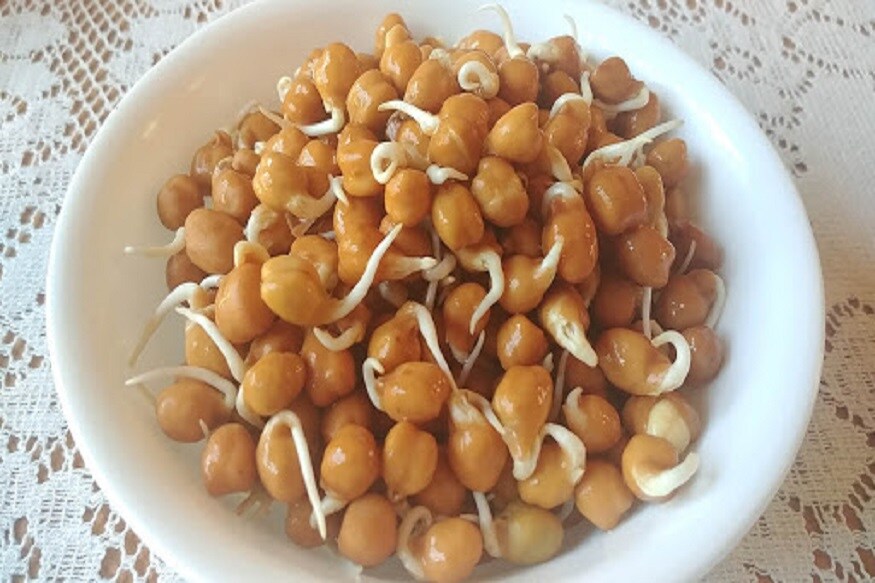 લાઇફસ્ટાઇલ : અંકુરિત ચણા સ્વાસ્થ્ય માટે ફાયદાકારક છે. આની સાથે સાથે આપણી ખૂબસૂરતીનું પણ ધ્યાન રાખે છે. આ ખાવાથી શરીર સ્વસ્થ રહે છે અને નબળાઇ પણ દૂર થાય છે. ફળગાવેલા ચણામાં પ્રોટીન, ફાઇબર, મિનરલ અને વિટાનિન્સ ભરપૂર માત્રામાં હોય છે. જે કેટલીય બીમારીઓની સાથે-સાથે સ્વસ્થ રહેવામાં પણ મદદરૂપ થાય છે. ફળગાવેલા ચણા લોહીનાં શુદ્ધીકરણમાં પણ મદદ કરે છે. ફળગાવેલા ચણા મગજને તિક્ષ્ણ બનાવવાની સાથે વજન ઘટાડવામાં પણ મદદરૂપ થાય છે. તો આજે આપણે જોઇએ ચણાને અંકુરિત કરવાની રીત અને તેને ખાવાથી થતા ફાયદા. લાઇફસ્ટાઇલ : અંકુરિત ચણા સ્વાસ્થ્ય માટે ફાયદાકારક છે. આની સાથે સાથે આપણી ખૂબસૂરતીનું પણ ધ્યાન રાખે છે. આ ખાવાથી શરીર સ્વસ્થ રહે છે અને નબળાઇ પણ દૂર થાય છે. ફળગાવેલા ચણામાં પ્રોટીન, ફાઇબર, મિનરલ અને વિટાનિન્સ ભરપૂર માત્રામાં હોય છે. જે કેટલીય બીમારીઓની સાથે-સાથે સ્વસ્થ રહેવામાં પણ મદદરૂપ થાય છે. ફળગાવેલા ચણા લોહીનાં શુદ્ધીકરણમાં પણ મદદ કરે છે. ફળગાવેલા ચણા મગજને તિક્ષ્ણ બનાવવાની સાથે વજન ઘટાડવામાં પણ મદદરૂપ થાય છે. તો આજે આપણે જોઇએ ચણાને અંકુરિત કરવાની રીત અને તેને ખાવાથી થતા ફાયદા.