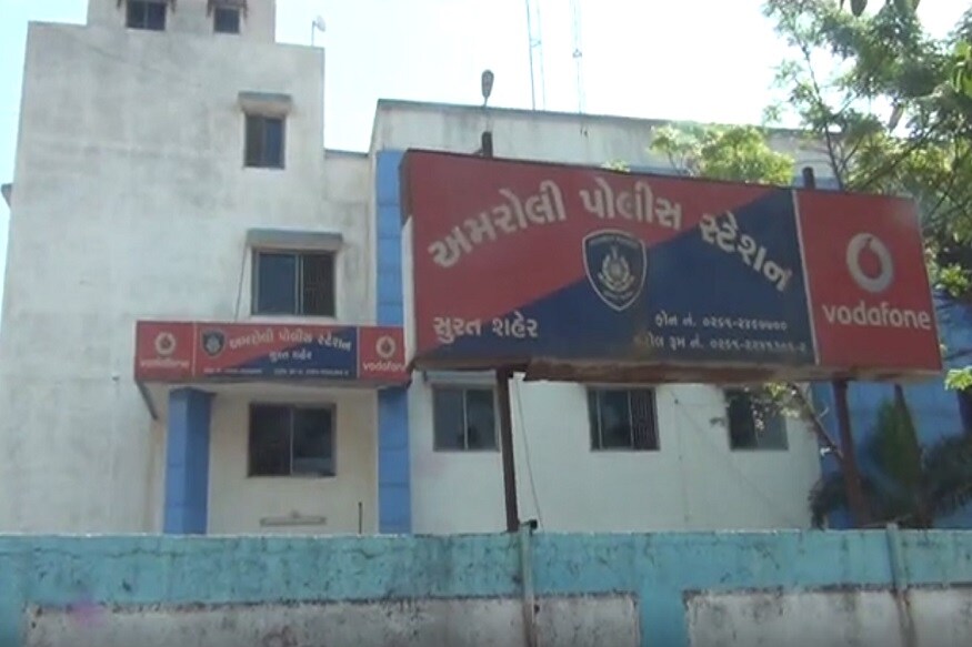 સુરતમાં સામાન્ય બાબતે અનેક વખત હત્યાની ઘટના બની છે, ત્યારે ફરી એક વખત એક યુવાનની હત્યા કરવાની ઘટના સામે આવી છે. સુરતના અમરોલી-જુના કોસાડ રોડ સ્થિત નવા હળપતિ વાસ મહોલ્લામાં રહેતો અને કલરકામની મજૂરી કામ કરતો શ્રાવણ ઉર્ફે સાવંત પિરાજી શિન્દે આજથી પાંચ દિવસ પહેલા પોતાના મિત્ર સાથે ઘરની બહાર બેઠો હતો, ત્યારે તે સમયે ત્યાંથી પસાર થતા અને માથા ભારેની છાપ ધરાવતા બે ઈસમો ગાળાગાળી કરી રહ્યા હતા. જેથી. શ્રાવણે બંન્ને યુવાનને જાહેરમાં ગાળાગાળી ન કરો એમ કહી ઠપકો આપ્યો હતો. સુરતમાં સામાન્ય બાબતે અનેક વખત હત્યાની ઘટના બની છે, ત્યારે ફરી એક વખત એક યુવાનની હત્યા કરવાની ઘટના સામે આવી છે. સુરતના અમરોલી-જુના કોસાડ રોડ સ્થિત નવા હળપતિ વાસ મહોલ્લામાં રહેતો અને કલરકામની મજૂરી કામ કરતો શ્રાવણ ઉર્ફે સાવંત પિરાજી શિન્દે આજથી પાંચ દિવસ પહેલા પોતાના મિત્ર સાથે ઘરની બહાર બેઠો હતો, ત્યારે તે સમયે ત્યાંથી પસાર થતા અને માથા ભારેની છાપ ધરાવતા બે ઈસમો ગાળાગાળી કરી રહ્યા હતા. જેથી. શ્રાવણે બંન્ને યુવાનને જાહેરમાં ગાળાગાળી ન કરો એમ કહી ઠપકો આપ્યો હતો.