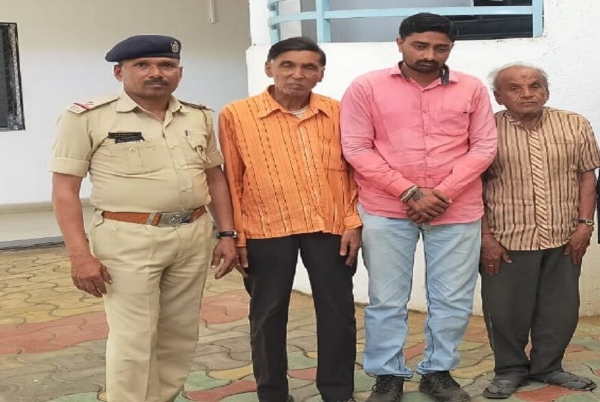 જેથી પોલીસે માહિતીના આધારે રેડ કરી ઘરમાંથી આ મકાન માલિકની ધરપકડ કરી ત્યારે તપાસમાં સામે આવ્યુ કે આ રુપલલનાઓને અન્ય એક વૃધ્ધ વ્યકિત દીનેશ ડોળીયા જેની ઉમર 67 વર્ષની છે તે બોલાવી આપતો હતો અને પોલીસે રેડ સમય એક ગ્રાહકની પણ ધરપકડ કરી છે. અને જગ્યા પરથી બે રુપલલનાઓને પણ છોડાવી છે. જેથી પોલીસે માહિતીના આધારે રેડ કરી ઘરમાંથી આ મકાન માલિકની ધરપકડ કરી ત્યારે તપાસમાં સામે આવ્યુ કે આ રુપલલનાઓને અન્ય એક વૃધ્ધ વ્યકિત દીનેશ ડોળીયા જેની ઉમર 67 વર્ષની છે તે બોલાવી આપતો હતો અને પોલીસે રેડ સમય એક ગ્રાહકની પણ ધરપકડ કરી છે. અને જગ્યા પરથી બે રુપલલનાઓને પણ છોડાવી છે.