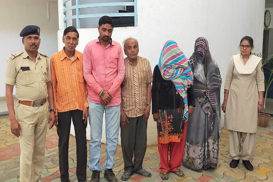 મળતી માહિતી પ્રમાણે મણિનગર પોલીસ (Maninagar police) પાસે રજૂઆત આવી હતી કે મણિનગર વિસ્તારમાં આવેલ આઈડિયલ કોલોની ઉત્તમનગરમાં એક વૃધ્ધ વ્યકિત જેની ઉમર 75 વર્ષની છે અને જેનુ નામ કૌશીક પંડ્યા છે અને જે ઘરમાં રુપલલના બોલાવી ધંધો કરાવે છે. મળતી માહિતી પ્રમાણે મણિનગર પોલીસ (Maninagar police) પાસે રજૂઆત આવી હતી કે મણિનગર વિસ્તારમાં આવેલ આઈડિયલ કોલોની ઉત્તમનગરમાં એક વૃધ્ધ વ્યકિત જેની ઉમર 75 વર્ષની છે અને જેનુ નામ કૌશીક પંડ્યા છે અને જે ઘરમાં રુપલલના બોલાવી ધંધો કરાવે છે.