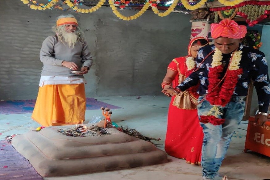 શાસ્ત્રોક્ત મંત્રોચ્ચાર, સપ્તપદીના સાત ફેરા, અને ચહેરા પર પ્રિયતમ સાથે લગ્ન કરવાનો આનંદ. આ એ પ્રેમપંખીડાઓ છે. જેઓ આવ્યા છે હનુમાનજીનાં શરણે. આ પ્રેમપંખીડાઓને આશા છે કે તેમનું લગ્નજીવન સુખેથી પસાર થશે. આશા છે કે, સંસારમાં પડતી કોઈપણ મુશ્કેલીનો અંત અહીં જ આવશે અને એટલે જ આજે હનુમાનની સાક્ષીએ લગ્ન ગ્રંથિએ જોડાયા છે. શાસ્ત્રોક્ત મંત્રોચ્ચાર, સપ્તપદીના સાત ફેરા, અને ચહેરા પર પ્રિયતમ સાથે લગ્ન કરવાનો આનંદ. આ એ પ્રેમપંખીડાઓ છે. જેઓ આવ્યા છે હનુમાનજીનાં શરણે. આ પ્રેમપંખીડાઓને આશા છે કે તેમનું લગ્નજીવન સુખેથી પસાર થશે. આશા છે કે, સંસારમાં પડતી કોઈપણ મુશ્કેલીનો અંત અહીં જ આવશે અને એટલે જ આજે હનુમાનની સાક્ષીએ લગ્ન ગ્રંથિએ જોડાયા છે.