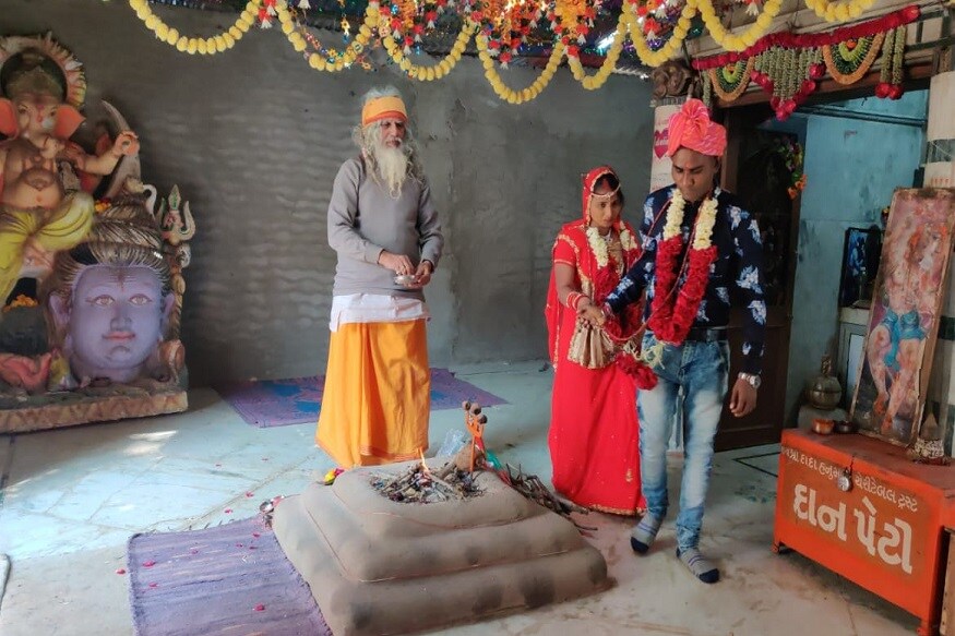 હનુમાન મંદિરમાં લોકોનાં લગન કરવાની શરુઆત થઈ ત્યારથી મહંત હિરાભાઈને અહીં પ્રેમીયુગલો વેલેન્ટાઈન બાબા તરીકે ઓળખે છે. અહીં આવનાર વ્યક્તિને વેલેન્ટાઈન બાબા જીવનનું સાચું જ્ઞાન આપે છે. એટલું જ નહીં લગ્ન કરવા આવતાં લોકોને હનુમાન મંદિરમાં લગ્ન કરતા હોવાને કારણે જરાય વાંધો નહીં આવતો. અહી લગ્ન માટે 24 કલાક દરવાજા ખુલ્લા રહે છે. ઘણી વખતે અહી રાતે 3 વાગે પણ તેમને લગ્ન કરાવ્યા છે. માનવામાં નહીં આવે પરંતુ અહીં સમલૈંગિક સંબંધો ધરાવતા અને કિન્નરો પણ લગ્ન કરવા માટે આવે છે. જે પ્રેમી યુગલ આ મંદિરમાં લગ્ન કરે તેનું દામ્પત્ય જીવન સુખી હોય અને તેનાં સંસારમાં કોઈ મુશ્કેલીઓ પડતી નથી તેવી તેમની માન્યતા છે. ભગવાનનાં આ આશિર્વાદ મેળવવા જુદા-જુદા રાજ્યોમાંથી લોકો લગ્ન કરવા છેક અહીં આવે છે. અમદાવાદમાં લગનિયા હનુમાનજીનું મંદિર ખુબ જ જાણીતું છે. પ્રેમી યુગલ પ્રેમ વિવાહ કરવા ઘરથી ભાગી જવાના બદલે હનુમાનજીનાં આશિર્વાદ લઈને લગ્ન કરીને સુખી દામ્પત્ય જીવનની શરૂઆત કરે છે. હનુમાન મંદિરમાં લોકોનાં લગન કરવાની શરુઆત થઈ ત્યારથી મહંત હિરાભાઈને અહીં પ્રેમીયુગલો વેલેન્ટાઈન બાબા તરીકે ઓળખે છે. અહીં આવનાર વ્યક્તિને વેલેન્ટાઈન બાબા જીવનનું સાચું જ્ઞાન આપે છે. એટલું જ નહીં લગ્ન કરવા આવતાં લોકોને હનુમાન મંદિરમાં લગ્ન કરતા હોવાને કારણે જરાય વાંધો નહીં આવતો. અહી લગ્ન માટે 24 કલાક દરવાજા ખુલ્લા રહે છે. ઘણી વખતે અહી રાતે 3 વાગે પણ તેમને લગ્ન કરાવ્યા છે. માનવામાં નહીં આવે પરંતુ અહીં સમલૈંગિક સંબંધો ધરાવતા અને કિન્નરો પણ લગ્ન કરવા માટે આવે છે. જે પ્રેમી યુગલ આ મંદિરમાં લગ્ન કરે તેનું દામ્પત્ય જીવન સુખી હોય અને તેનાં સંસારમાં કોઈ મુશ્કેલીઓ પડતી નથી તેવી તેમની માન્યતા છે. ભગવાનનાં આ આશિર્વાદ મેળવવા જુદા-જુદા રાજ્યોમાંથી લોકો લગ્ન કરવા છેક અહીં આવે છે. અમદાવાદમાં લગનિયા હનુમાનજીનું મંદિર ખુબ જ જાણીતું છે. પ્રેમી યુગલ પ્રેમ વિવાહ કરવા ઘરથી ભાગી જવાના બદલે હનુમાનજીનાં આશિર્વાદ લઈને લગ્ન કરીને સુખી દામ્પત્ય જીવનની શરૂઆત કરે છે.