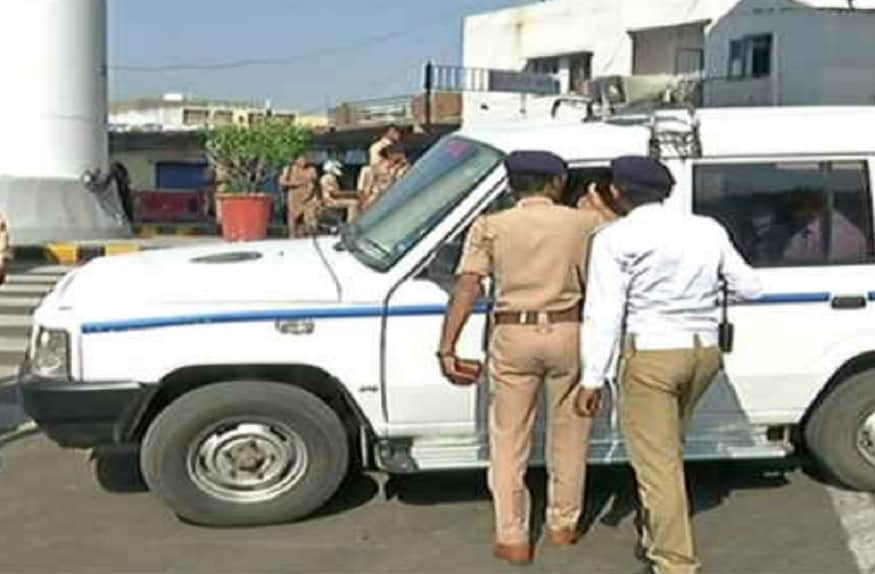 પીપલોદ પોલીસે (piplod police surat) સંગીતા ઍપાર્ટમેન્ટમાં રહેતા પુજાબેન મનીષભાઈ મોરીએ ગઈકાલે વિપલ ટેલર અને રીયા નામની મહિલા સામે ફરિયાદ નોîધાવી છે જેમાં પુજાબેને જણાવ્યું હતું કે તેઓ પરિવાર સાથે એક મહિના પહેલા વેસુગામ ધોળી ફળિયા ખાતે રહેતા હતા તે વખતે તેમના મકાનની સામેના મકાનમાં ભાડેથી રહેતા વિપલ મનીષ ટેલર અને રીયા કેટરીંગનો ધંધો કરે છે હોવાનુ કહી રહેવા માટે આવ્યા હતા.. પ્રતિકાત્મક તસવીર પીપલોદ પોલીસે (piplod police surat) સંગીતા ઍપાર્ટમેન્ટમાં રહેતા પુજાબેન મનીષભાઈ મોરીએ ગઈકાલે વિપલ ટેલર અને રીયા નામની મહિલા સામે ફરિયાદ નોîધાવી છે જેમાં પુજાબેને જણાવ્યું હતું કે તેઓ પરિવાર સાથે એક મહિના પહેલા વેસુગામ ધોળી ફળિયા ખાતે રહેતા હતા તે વખતે તેમના મકાનની સામેના મકાનમાં ભાડેથી રહેતા વિપલ મનીષ ટેલર અને રીયા કેટરીંગનો ધંધો કરે છે હોવાનુ કહી રહેવા માટે આવ્યા હતા.. પ્રતિકાત્મક તસવીર