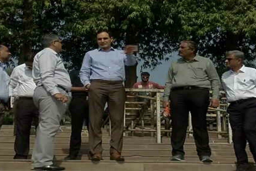 અમદાવાદ મહાનગરપાલિકાના કમિશનર વિજય નહેરાએ ગાંધી આશ્રમમાં ટ્રમ્પનાં આગમનની તૈયારી અંગે સમીક્ષા કરી હતી. ગાંધી આશ્રમમાં રંગકામ સહિત નળિયા બદલવાનું કામ કરવામાં આવી રહ્યુ છે. અમદાવાદ મહાનગરપાલિકાના કમિશનર વિજય નહેરાએ ગાંધી આશ્રમમાં ટ્રમ્પનાં આગમનની તૈયારી અંગે સમીક્ષા કરી હતી. ગાંધી આશ્રમમાં રંગકામ સહિત નળિયા બદલવાનું કામ કરવામાં આવી રહ્યુ છે.