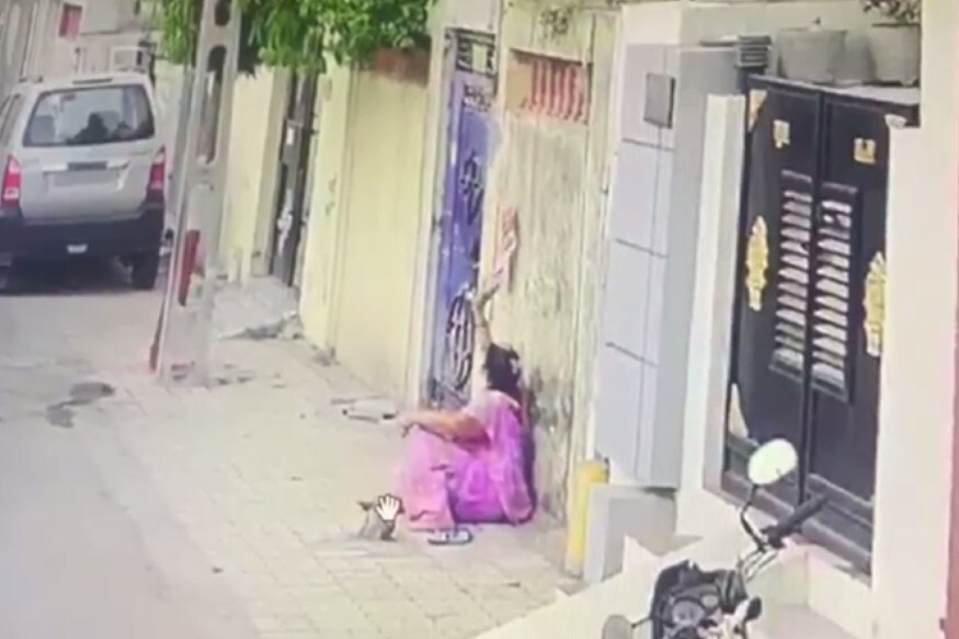 હરીન માત્રાવાડિયા, અંકિત પોપટ, રાજકોટ : શહેરના ગાંધીગ્રામ વિસ્તારમાં ભારતીનગરમાં ક્વૉરન્ટીન થયેલી એક મહિલાએ પોતાના ઘરની બહાર લગાવેલું એલર્ટ પોસ્ટર ફાડી નાખ્યું હતું. આ દ્રશ્યો સીસીટીવીમાં કેદ થયા હતા. આ વિસ્તારના લોકોએ આ મામલે પોલીસને જાણ કરતા અભયમની ટીમ દોડી આવી હતી. (તસવીરમાં જોઈ શકાય છે કે મહિલા ઘર બહાર બેસીને પોસ્ટર ફાડી રહી છે) હરીન માત્રાવાડિયા, અંકિત પોપટ, રાજકોટ : શહેરના ગાંધીગ્રામ વિસ્તારમાં ભારતીનગરમાં ક્વૉરન્ટીન થયેલી એક મહિલાએ પોતાના ઘરની બહાર લગાવેલું એલર્ટ પોસ્ટર ફાડી નાખ્યું હતું. આ દ્રશ્યો સીસીટીવીમાં કેદ થયા હતા. આ વિસ્તારના લોકોએ આ મામલે પોલીસને જાણ કરતા અભયમની ટીમ દોડી આવી હતી. (તસવીરમાં જોઈ શકાય છે કે મહિલા ઘર બહાર બેસીને પોસ્ટર ફાડી રહી છે)
