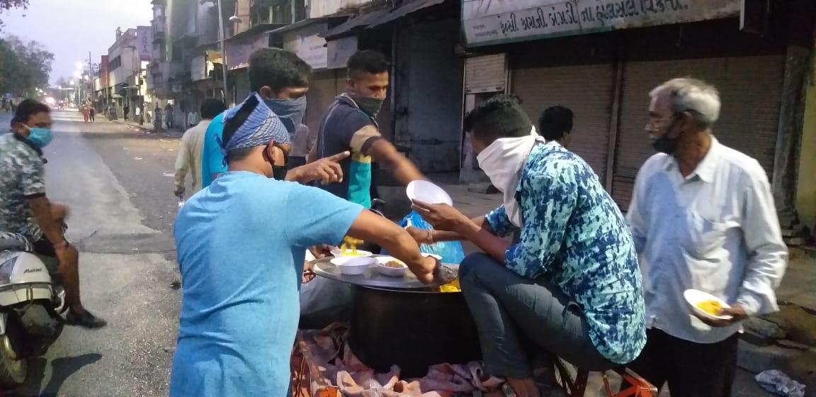 દેશભરમાં કોરોના વાયરસ હાહાકાર મચાવી રહ્યો છે. વધી રહેલા કેસને પગલે દેશભરમાં લોકડાઉન કરવામાં આવ્યું છે. જેના કારણે રોજનું કમાઈને રોજ ખાનારા પરિવારઓની હાલત કફોડી બની છે. ત્યારે દેશની સરહદની સુરક્ષા કરતા આર્મી જવાનનું હૃદય પણ હાલની પરિસ્થિતિથી દ્રવી ઉઠ્યું છે. પંજાબમાં ફરજ બજાવતા આર્મીના જવાન જીગર વાઘેલાએ અમદાવાદમાં રસોડું શરૂ કરાવ્યું છે. રોજનું કમાઈને રોજ ખાનારા લોકોને કામ બંધ થઈ ગયું છે. કામ નહીં મળતા પરિવાર ને ભોજન ના ફાંફાં પડી રહ્યા છે. તેવામાં આવા ગરીબ પરિવારોના ભોજન ની વ્યવસ્થા આર્મી જવાને અને અમદાવાદમાં વસતા તેના મિત્રો અને સમાજના સભ્યોએ જવાબદારી ઉપાડી લીધી છે. દેશભરમાં કોરોના વાયરસ હાહાકાર મચાવી રહ્યો છે. વધી રહેલા કેસને પગલે દેશભરમાં લોકડાઉન કરવામાં આવ્યું છે. જેના કારણે રોજનું કમાઈને રોજ ખાનારા પરિવારઓની હાલત કફોડી બની છે. ત્યારે દેશની સરહદની સુરક્ષા કરતા આર્મી જવાનનું હૃદય પણ હાલની પરિસ્થિતિથી દ્રવી ઉઠ્યું છે. પંજાબમાં ફરજ બજાવતા આર્મીના જવાન જીગર વાઘેલાએ અમદાવાદમાં રસોડું શરૂ કરાવ્યું છે. રોજનું કમાઈને રોજ ખાનારા લોકોને કામ બંધ થઈ ગયું છે. કામ નહીં મળતા પરિવાર ને ભોજન ના ફાંફાં પડી રહ્યા છે. તેવામાં આવા ગરીબ પરિવારોના ભોજન ની વ્યવસ્થા આર્મી જવાને અને અમદાવાદમાં વસતા તેના મિત્રો અને સમાજના સભ્યોએ જવાબદારી ઉપાડી લીધી છે.