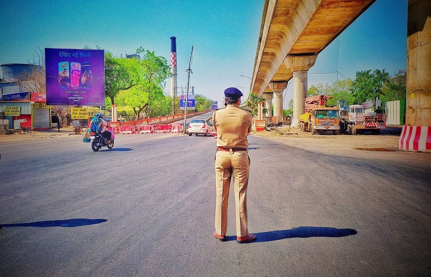 વૈશ્વિક મહામારી કોરોના વાયરસ જેણે લાખો લોકોનો ભોગ લીધો છે તેવી બીમારીનો પગોપેસારો ભારત દેશ અને ગુજરાત રાજ્યમાં થઈ ચૂક્યો છે. 21 દિવસના લોકડાઉનને આજે સાતમો દિવસ ચાલી રહ્યો છે ત્યારે સમગ્ર રાષ્ટ્ર બન્ધ છે. રોડ પર હાજર છે તો માત્ર પોલીસ, સરકારી કર્મીઓ, સફાઈ કર્મીઓ અને મીડિયા કર્મીઓ. જેમને ઈશ્વરનું અભય વરદાન છે અને તેમાં પણ મહત્વની ભૂમિકા પોલીસની રહેતી હોય છે. ત્યારે આ ભૂમિકા પાછળ આ એક અધિકારીની જ નહીં પણ આવા અનેક અધિકારીઓની હૃદયસ્પર્શી કહાની છુપાયેલી છે. અને આવા સેવાભાવી અધિકારીઓને લાખ લાખ સલામ છે. વૈશ્વિક મહામારી કોરોના વાયરસ જેણે લાખો લોકોનો ભોગ લીધો છે તેવી બીમારીનો પગોપેસારો ભારત દેશ અને ગુજરાત રાજ્યમાં થઈ ચૂક્યો છે. 21 દિવસના લોકડાઉનને આજે સાતમો દિવસ ચાલી રહ્યો છે ત્યારે સમગ્ર રાષ્ટ્ર બન્ધ છે. રોડ પર હાજર છે તો માત્ર પોલીસ, સરકારી કર્મીઓ, સફાઈ કર્મીઓ અને મીડિયા કર્મીઓ. જેમને ઈશ્વરનું અભય વરદાન છે અને તેમાં પણ મહત્વની ભૂમિકા પોલીસની રહેતી હોય છે. ત્યારે આ ભૂમિકા પાછળ આ એક અધિકારીની જ નહીં પણ આવા અનેક અધિકારીઓની હૃદયસ્પર્શી કહાની છુપાયેલી છે. અને આવા સેવાભાવી અધિકારીઓને લાખ લાખ સલામ છે.