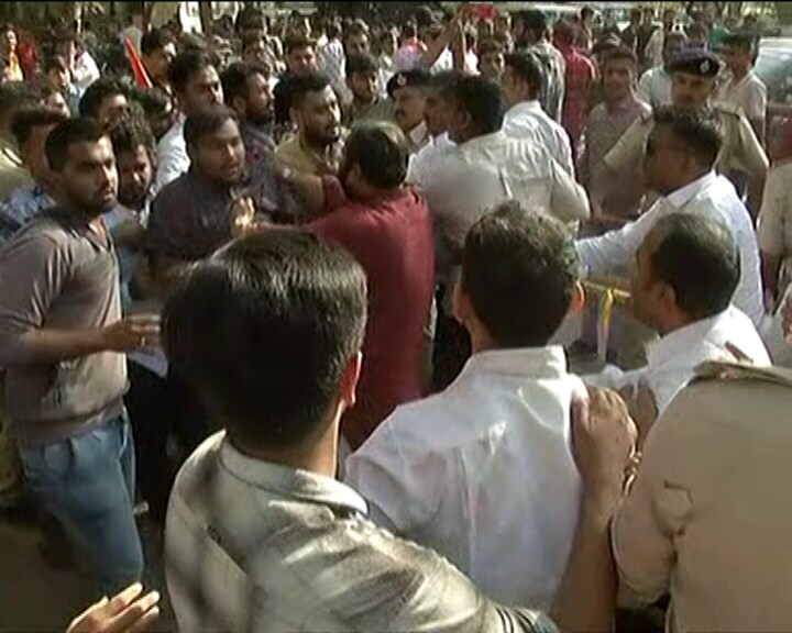 ABVPનો આક્ષેપ હતો કે પોલીસે NSUIના કાર્યકર્તાઓને ઉજવણી કરવા દીધી હતી જ્યારે પોલીસે ABVPના કાર્યકર્તાઓને ઉજવણી કરતા અટકાવી અને માર માર્યો હતો. ABVPનો આક્ષેપ હતો કે પોલીસે NSUIના કાર્યકર્તાઓને ઉજવણી કરવા દીધી હતી જ્યારે પોલીસે ABVPના કાર્યકર્તાઓને ઉજવણી કરતા અટકાવી અને માર માર્યો હતો.