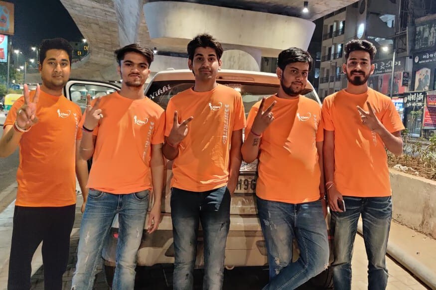 22 વર્ષનો અનુજ અમદાવાદની એક ખાનગી કંપનીમાં એકાઉન્ટ લખે છે. આ વખતે અનુજે પોતાના પગારનો હિસાબ નહીં રાખવાનું નક્કી કર્યું છે. જ્યારથી શહેરમાં લૉકડાઉન છે ત્યારથી અનુજ શહેરમાં રોજના આશરે 100 લોકોને નિયમિત રાતનું ભોજન પૂરું પાડે છે. અનુજે અન્ય 7 યુવાનોને સાથે રાખીને પણ સંકલ્પ નામની ટીમ બનાવી છે. ‘સંકલ્પ’ ટીમના સભ્યોના કોઈ સભ્ય કોલેજમાં છે તો કોઇ ખાનગી નોકરીમાં જોડાયેલું છે. (તસવીર : જમણેથી બીજા નંબર પર અનુજ) 22 વર્ષનો અનુજ અમદાવાદની એક ખાનગી કંપનીમાં એકાઉન્ટ લખે છે. આ વખતે અનુજે પોતાના પગારનો હિસાબ નહીં રાખવાનું નક્કી કર્યું છે. જ્યારથી શહેરમાં લૉકડાઉન છે ત્યારથી અનુજ શહેરમાં રોજના આશરે 100 લોકોને નિયમિત રાતનું ભોજન પૂરું પાડે છે. અનુજે અન્ય 7 યુવાનોને સાથે રાખીને પણ સંકલ્પ નામની ટીમ બનાવી છે. ‘સંકલ્પ’ ટીમના સભ્યોના કોઈ સભ્ય કોલેજમાં છે તો કોઇ ખાનગી નોકરીમાં જોડાયેલું છે. (તસવીર : જમણેથી બીજા નંબર પર અનુજ)