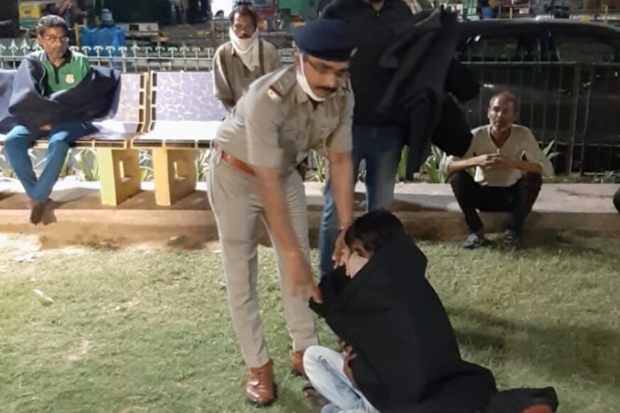 પીએસઆઈ એમ.બી વીરજા અને તેમની ટીમે એક જ દિવસમાં કાલુપુર રેલવે સ્ટેશન, ગીતા મંદિર બસ સ્ટેન્ડ અને આસપાસના વિસ્તારમાં જરૂરિયાતવાળા લોકોને 500 જેટલા ધાબળાનું વિતરણ કર્યું છે. પીએસઆઈ એમ.બી વીરજા અને તેમની ટીમે એક જ દિવસમાં કાલુપુર રેલવે સ્ટેશન, ગીતા મંદિર બસ સ્ટેન્ડ અને આસપાસના વિસ્તારમાં જરૂરિયાતવાળા લોકોને 500 જેટલા ધાબળાનું વિતરણ કર્યું છે.
