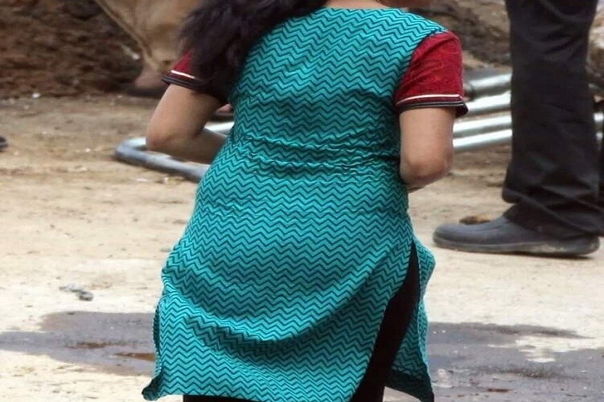 અમદાવાદના (Ahmedabad) સરખેજ વિસ્તારમાં એક ચોંકાવનારી ઘટના સામે આવી છે જેમાં એક મહિલાએ પોતાના જેઠની (jeth beaten bhabhi) સાથે તેમના પુત્ર અને અન્ય એક જેઠના પુત્ર સામે ફરિયાદ દાખલ કરાવી છે અને જેમાં રુપિયાની લેતી-દેતી મામલે ભાભી જાહેરમાં માર માર્યો હતો. જોકે, કૌટુંબિક દિયર બચાવવા જતાં આરોપીઓએ દિયરને પણ ઢોર માર્યો હોવાનો આરોપ લગાવવામાં આવ્યો છે. (નવીન ઝા, અમદાવાદ) (પ્રતિકાત્મક તસવીર) અમદાવાદના (Ahmedabad) સરખેજ વિસ્તારમાં એક ચોંકાવનારી ઘટના સામે આવી છે જેમાં એક મહિલાએ પોતાના જેઠની (jeth beaten bhabhi) સાથે તેમના પુત્ર અને અન્ય એક જેઠના પુત્ર સામે ફરિયાદ દાખલ કરાવી છે અને જેમાં રુપિયાની લેતી-દેતી મામલે ભાભી જાહેરમાં માર માર્યો હતો. જોકે, કૌટુંબિક દિયર બચાવવા જતાં આરોપીઓએ દિયરને પણ ઢોર માર્યો હોવાનો આરોપ લગાવવામાં આવ્યો છે. (નવીન ઝા, અમદાવાદ) (પ્રતિકાત્મક તસવીર)