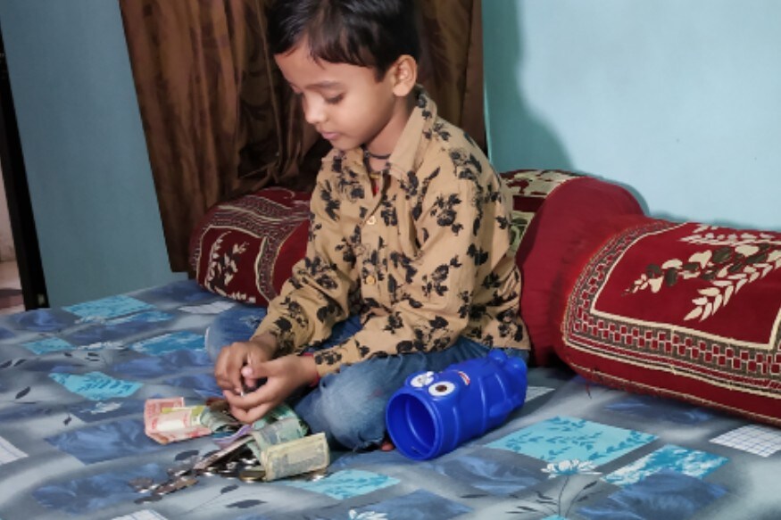 ઋત્વીજ સોની, અમદાવાદ : કોરોના વાયરસ સામે જંગ લડવા માટે સમગ્ર દેશ એક થયો છે. અનેક સેલિબ્રિટી, નેતા અને સામાન્ય નાગરિકો પણ હવે આ જંગમાં લડવા માટે આર્થિક મદદ કરી રહ્યા છે. જોકે, બોપલ વિસ્તારમાં રહેતા 6 વર્ષના શ્રેયાસના વિચારો જાણી તમે પણ ચોક્કસ ખુશ થશો. ઋત્વીજ સોની, અમદાવાદ : કોરોના વાયરસ સામે જંગ લડવા માટે સમગ્ર દેશ એક થયો છે. અનેક સેલિબ્રિટી, નેતા અને સામાન્ય નાગરિકો પણ હવે આ જંગમાં લડવા માટે આર્થિક મદદ કરી રહ્યા છે. જોકે, બોપલ વિસ્તારમાં રહેતા 6 વર્ષના શ્રેયાસના વિચારો જાણી તમે પણ ચોક્કસ ખુશ થશો.
