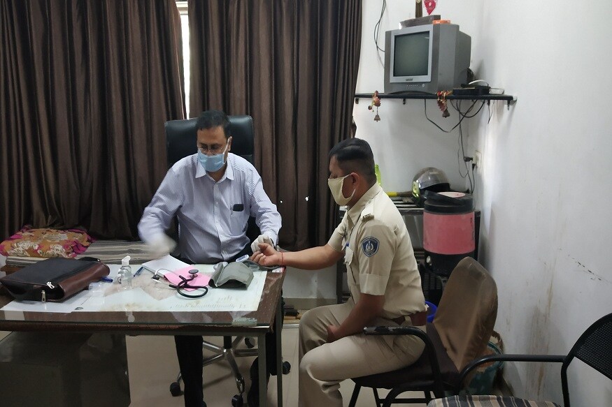 શહેર પોલીસ પોતાની જીવ કે પરિવારની ચિંતા કર્યા વગર સતત લોકોની એક જ અપીલ કરી રહી છે જરૂરિયાત વગર ઘરની બહાર નીકળશો નહી. એટલું જ નહીં શહેર પોલીસ દ્વારા જરૂરિયાત મંદ લોકોને જમવાનું અનાજની કીટ ધાબળા અને કપડાં પણ વિતરણ કરવામાં આવી રહ્યું છે. શહેર પોલીસ પોતાની જીવ કે પરિવારની ચિંતા કર્યા વગર સતત લોકોની એક જ અપીલ કરી રહી છે જરૂરિયાત વગર ઘરની બહાર નીકળશો નહી. એટલું જ નહીં શહેર પોલીસ દ્વારા જરૂરિયાત મંદ લોકોને જમવાનું અનાજની કીટ ધાબળા અને કપડાં પણ વિતરણ કરવામાં આવી રહ્યું છે.
