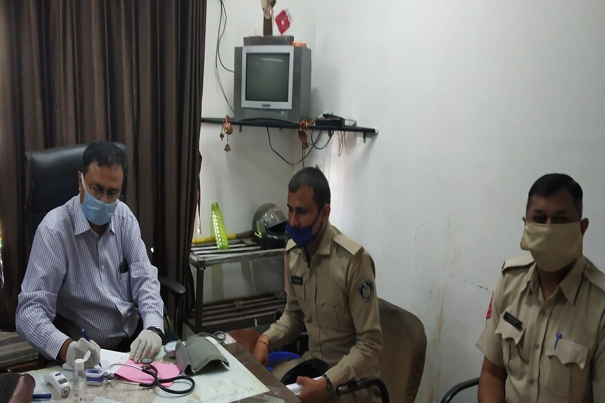 સમગ્ર દેશમાં lockdown જાહેર કરી દેવામાં આવ્યું છે ત્યારે લોકડાઉનનું કડકમાં કડક અમલ થાય તે માટે શહેર પોલીસ (city police) ખડેપગે છે. (ઋત્વિજ સોની, અમદાવાદ) સમગ્ર દેશમાં lockdown જાહેર કરી દેવામાં આવ્યું છે ત્યારે લોકડાઉનનું કડકમાં કડક અમલ થાય તે માટે શહેર પોલીસ (city police) ખડેપગે છે. (ઋત્વિજ સોની, અમદાવાદ)