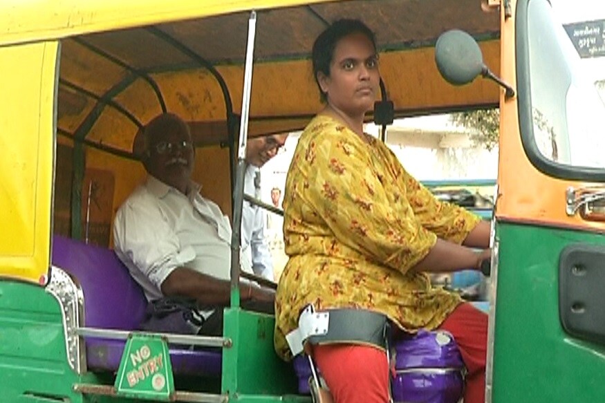 સંજય જોષી, અમદાવાદ : અમદાવાદ શહેરની દીકરી અંકીતા શાહ અંકીતાને એક પગ નથી, પોતે શિક્ષિત છે પણ નોકરી નથી. કેન્સર હોવાને કારણે પિતા પણ લાચાર છે ત્યારે અંકીતા તેના પરિવારની મોભી બની અમદાવાદના રસ્તાઓ પર રિક્ષા ચલાવે છે. દિવ્યાંગ દીકરી ની નોકરી છૂટી જતા પરિવારજનોના ભરણપોષણ અને કેન્સરગ્રસ્ત પિતાની સારવારની જવાબદારી તેના પર આવી પડી અને તે વટભેર રિક્ષા ચલાવી પોતાની જરુરિયાતો પુરી કરી રહી છે. સંજય જોષી, અમદાવાદ : અમદાવાદ શહેરની દીકરી અંકીતા શાહ અંકીતાને એક પગ નથી, પોતે શિક્ષિત છે પણ નોકરી નથી. કેન્સર હોવાને કારણે પિતા પણ લાચાર છે ત્યારે અંકીતા તેના પરિવારની મોભી બની અમદાવાદના રસ્તાઓ પર રિક્ષા ચલાવે છે. દિવ્યાંગ દીકરી ની નોકરી છૂટી જતા પરિવારજનોના ભરણપોષણ અને કેન્સરગ્રસ્ત પિતાની સારવારની જવાબદારી તેના પર આવી પડી અને તે વટભેર રિક્ષા ચલાવી પોતાની જરુરિયાતો પુરી કરી રહી છે.