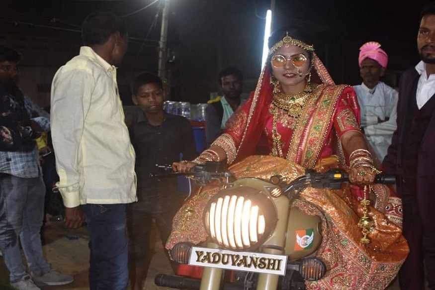 ગયા (બિહાર) : તમે અનેક લગ્નો (Marriages)માં દુલ્હન (Bride) લગ્નમાં કે મંડપમાં જયમાળા માટે પગપાળા કે પાલખીમાં જતી જોઈ હશે, પરંતુ બિહારના ગયામાં એક દુલ્હન બુલેટ (Bullet) પર સવાર થઈને વરરાજા (Groom)ની પાસે જયમાલા પહેરાવા પહોંચી અને દુલ્હાને વરમાળા પહેરાવી. ગયા (બિહાર) : તમે અનેક લગ્નો (Marriages)માં દુલ્હન (Bride) લગ્નમાં કે મંડપમાં જયમાળા માટે પગપાળા કે પાલખીમાં જતી જોઈ હશે, પરંતુ બિહારના ગયામાં એક દુલ્હન બુલેટ (Bullet) પર સવાર થઈને વરરાજા (Groom)ની પાસે જયમાલા પહેરાવા પહોંચી અને દુલ્હાને વરમાળા પહેરાવી.