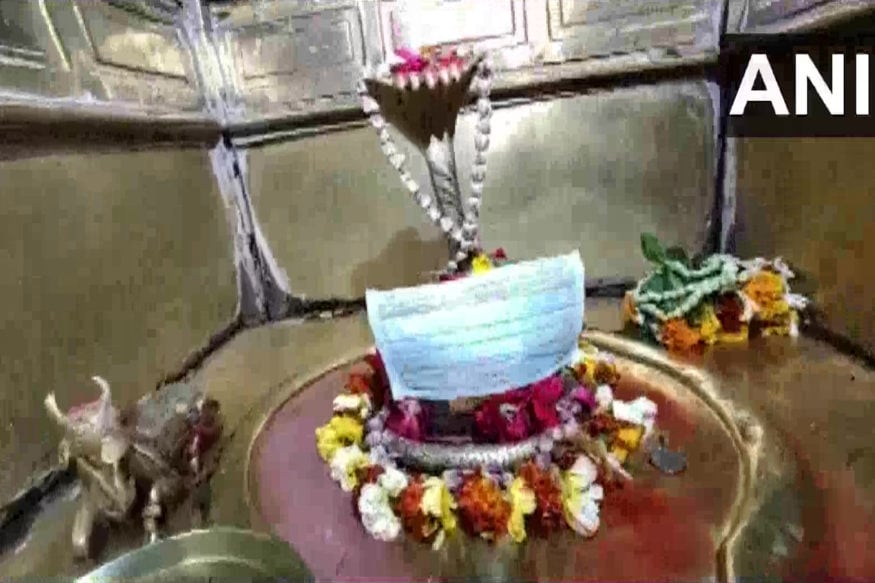 વારાણસીના પ્રહ્લાદેશ્વર મંદિર (Prahladeshwar temple)માં શિવલિંગ (Shivling)ને માસ્ક (Mask)થી ઢાંકવામાં આવ્યું છે અને મંદિરની બહાર પણ પોસ્ટર લગાવીને લોકોને સચેત કરવામાં આવી રહ્યા છે. જેમાં લખવામાં આવ્યું છે કે મંદિરમાં આવનારા ભક્તોને અપીલ છે કે તેઓ મૂર્તિઓને સ્પર્શે નહીં અને હાલ આવી રીતે જ પૂજા કરે. વારાણસીના પ્રહ્લાદેશ્વર મંદિર (Prahladeshwar temple)માં શિવલિંગ (Shivling)ને માસ્ક (Mask)થી ઢાંકવામાં આવ્યું છે અને મંદિરની બહાર પણ પોસ્ટર લગાવીને લોકોને સચેત કરવામાં આવી રહ્યા છે. જેમાં લખવામાં આવ્યું છે કે મંદિરમાં આવનારા ભક્તોને અપીલ છે કે તેઓ મૂર્તિઓને સ્પર્શે નહીં અને હાલ આવી રીતે જ પૂજા કરે.