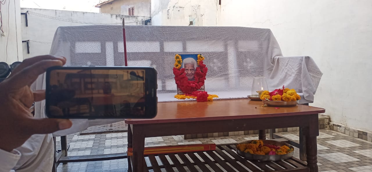 વણિક સમાજ દ્વારા લોકડાઉન અને 144 નો અમલ થાય એ માટે ડીઝીટલ બેસણાનું આયોજન કરાયું હતું રાજપીપળામાં વણિક સમાજના મોભી ગિરીશચંદ્ર મોતીલાલ પરીખનું ગત 19/3/2020 ના રોજ 85 વર્ષની જૈફ વયે દુઃખદ અવસાન થયું હતું.હવે લોકડાઉન દરમિયાન 31/3/2020 ના રોજ એમનું બેસણું પણ આવતું હતું.વણિક સમાજના એ પરિવારજનોએ લોકો સાથે વ્યવહાર પણ સાચવવો હતો અને કોરોનાના કેહેર વચ્ચે લોકડાઉન, સોશિયલ ડિસ્ટનસિંગનું પણ પાલન કરવું હતું. વણિક સમાજ દ્વારા લોકડાઉન અને 144 નો અમલ થાય એ માટે ડીઝીટલ બેસણાનું આયોજન કરાયું હતું રાજપીપળામાં વણિક સમાજના મોભી ગિરીશચંદ્ર મોતીલાલ પરીખનું ગત 19/3/2020 ના રોજ 85 વર્ષની જૈફ વયે દુઃખદ અવસાન થયું હતું.હવે લોકડાઉન દરમિયાન 31/3/2020 ના રોજ એમનું બેસણું પણ આવતું હતું.વણિક સમાજના એ પરિવારજનોએ લોકો સાથે વ્યવહાર પણ સાચવવો હતો અને કોરોનાના કેહેર વચ્ચે લોકડાઉન, સોશિયલ ડિસ્ટનસિંગનું પણ પાલન કરવું હતું.
