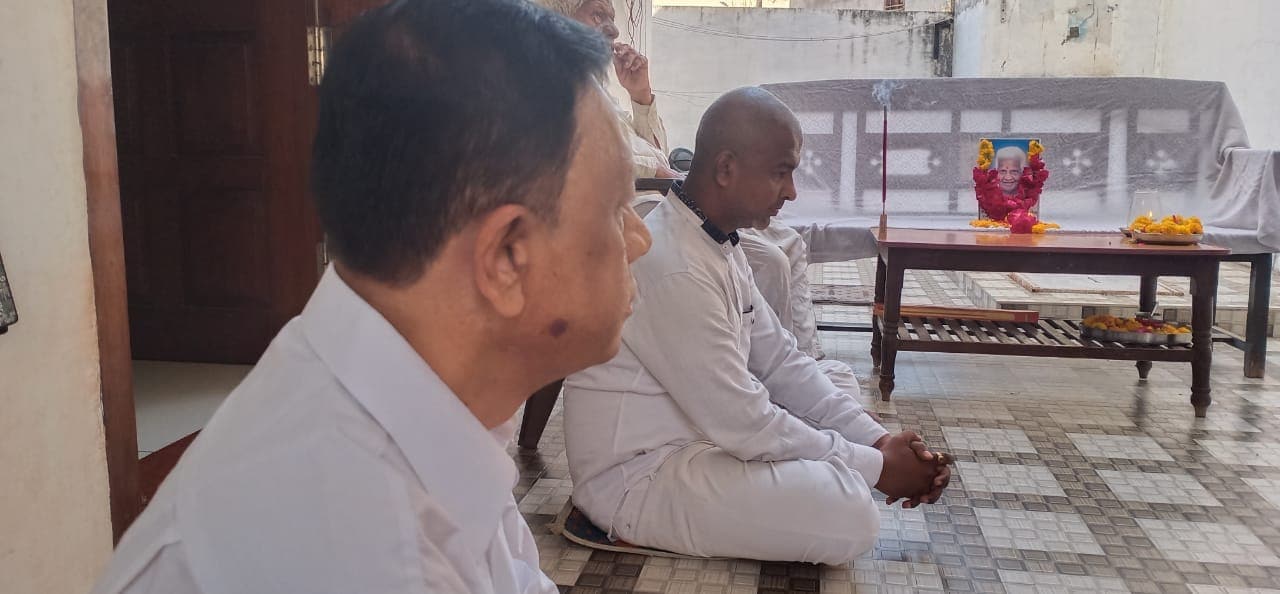 લોકો ફેસબુક લાઈવના માધ્યમથી ઘણા પ્રસંગો એક બીજા સાથે શેર કરતા હોય છે.ત્યારે એમણે પણ ફેસબુક અને વોટ્સએપને બેસણાના કાર્યક્રમ માટેનું માધ્યમ બનાવ્યું. 31મી માર્ચે બેસણાના દિવસે વણિક પરિવારે ફેસબુક લાઈવ અને વોટ્સ એપ વિડીયો કોલિંગ દ્વારા કરી ડીઝીટલ બેસણું લોકો ફેસબુક લાઈવના માધ્યમથી ઘણા પ્રસંગો એક બીજા સાથે શેર કરતા હોય છે.ત્યારે એમણે પણ ફેસબુક અને વોટ્સએપને બેસણાના કાર્યક્રમ માટેનું માધ્યમ બનાવ્યું. 31મી માર્ચે બેસણાના દિવસે વણિક પરિવારે ફેસબુક લાઈવ અને વોટ્સ એપ વિડીયો કોલિંગ દ્વારા કરી ડીઝીટલ બેસણું