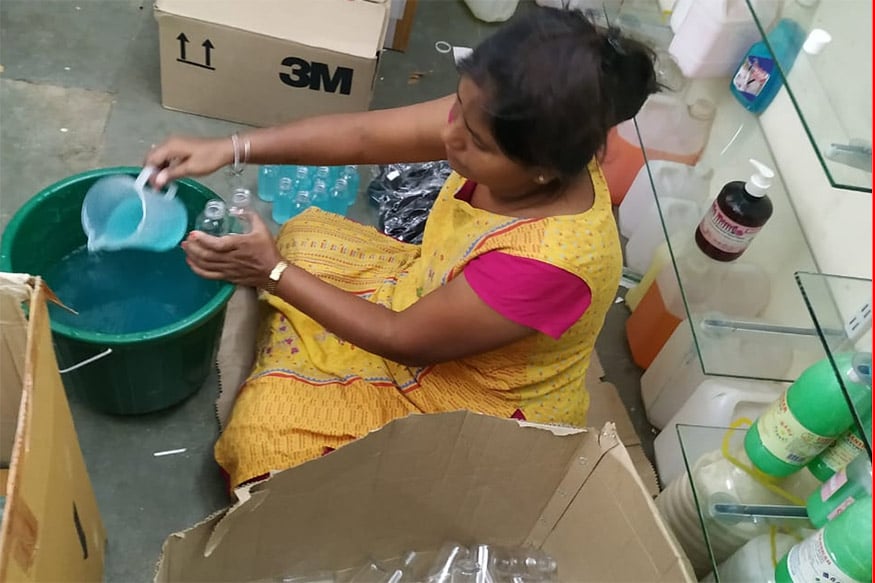 મુંબઈ : કોરોના વાયરસને (Coronavirus)કહેર વચ્ચે દેશમાં લેભાગુ તત્વો સક્રિય થઈ ગયા છે. કોરોના વાયરસને કારણે દેશમાં સૅનિટાઇઝર અને માસ્ક (Sanitizer and Mask) પ્રિન્ટેડ કરતા બેથી ત્રણ ગણા ભાવે વેંચવામાં આવી રહ્યા છે. એટલું જ નહીં માર્કેટમાંથી માસ્ક અને સેનિટાઇઝરની જથ્થો પણ ગાયબ થઈ ગયો છે. આવા સમયે જ મુંબઈમાંથી ફૅક સૅનિટાઇઝર બનાવતી એક ફેક્ટરી (Fake Sanitizer Stock) ઝડપી પાડવામાં આવી છે. મુંબઈ : કોરોના વાયરસને (Coronavirus)કહેર વચ્ચે દેશમાં લેભાગુ તત્વો સક્રિય થઈ ગયા છે. કોરોના વાયરસને કારણે દેશમાં સૅનિટાઇઝર અને માસ્ક (Sanitizer and Mask) પ્રિન્ટેડ કરતા બેથી ત્રણ ગણા ભાવે વેંચવામાં આવી રહ્યા છે. એટલું જ નહીં માર્કેટમાંથી માસ્ક અને સેનિટાઇઝરની જથ્થો પણ ગાયબ થઈ ગયો છે. આવા સમયે જ મુંબઈમાંથી ફૅક સૅનિટાઇઝર બનાવતી એક ફેક્ટરી (Fake Sanitizer Stock) ઝડપી પાડવામાં આવી છે.